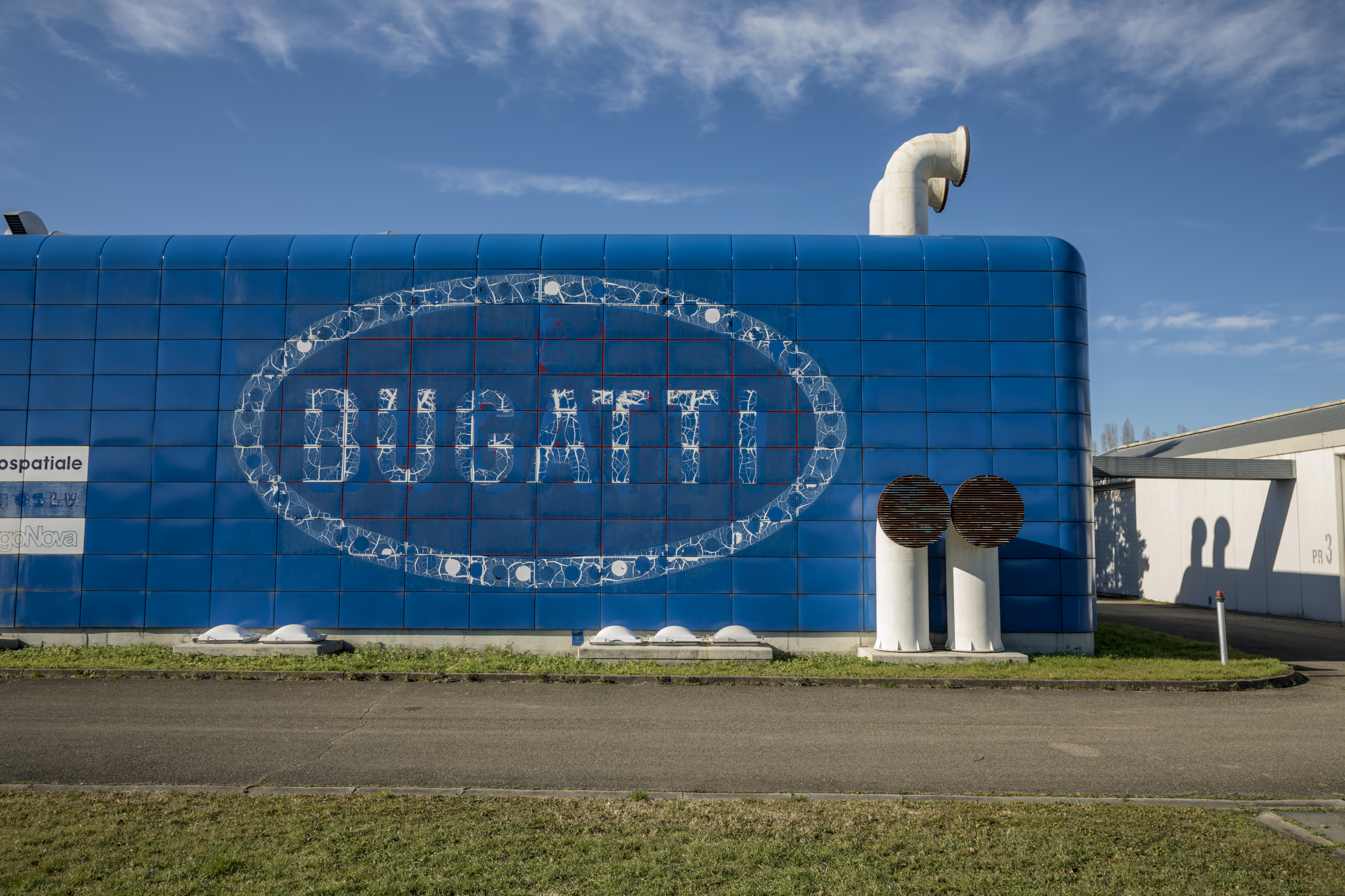 Oplev storhed og når vi besøger den forladte Bugatti-fabrik i |