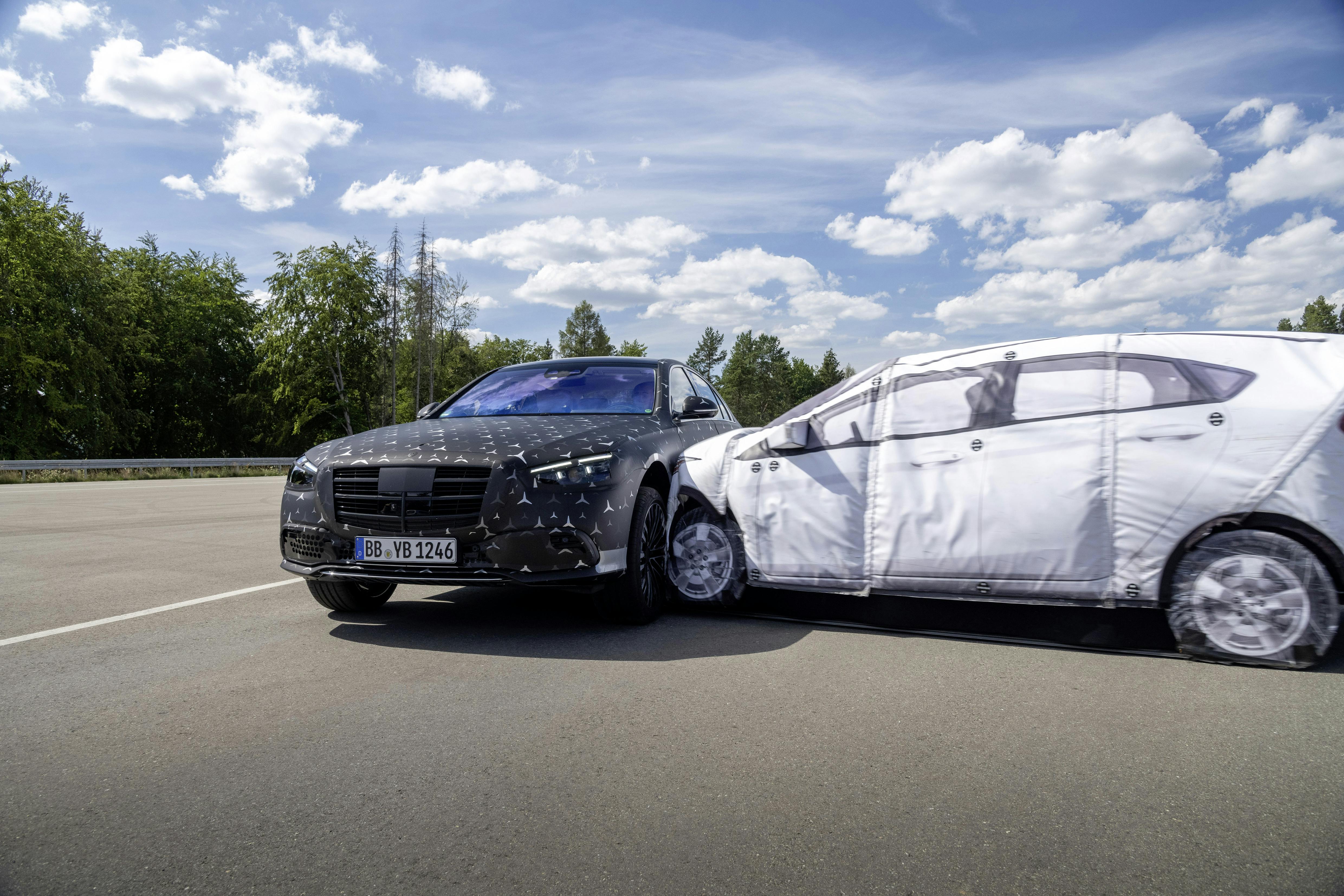 Mercedes S-klasse limousine sedan MBUX luksus 2020 advarsel kollision ulykke 2020