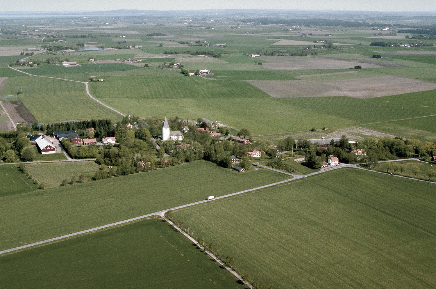 Vy med Bjälbo kyrka i Östergötland.