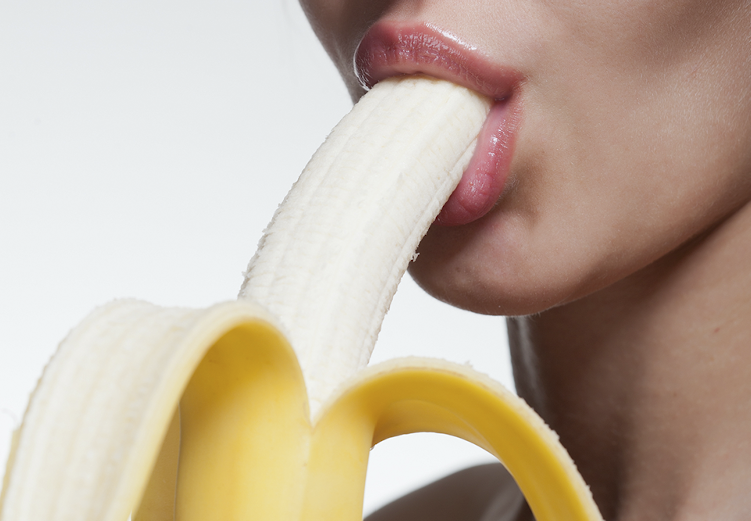Сосание глотание. Девушка с бананом во рту. Девушка ест банан. Девушка кушает банан. Оральный картинки.
