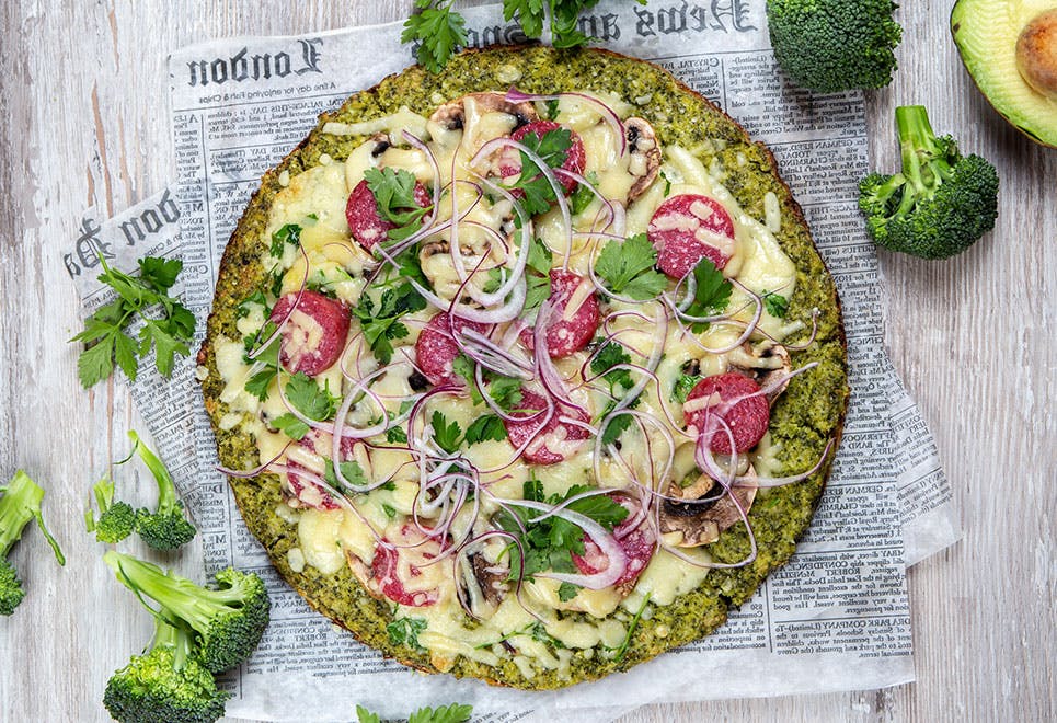 Vihanneksista tehty pizzapohja Parsakaalipizza täytteineen
