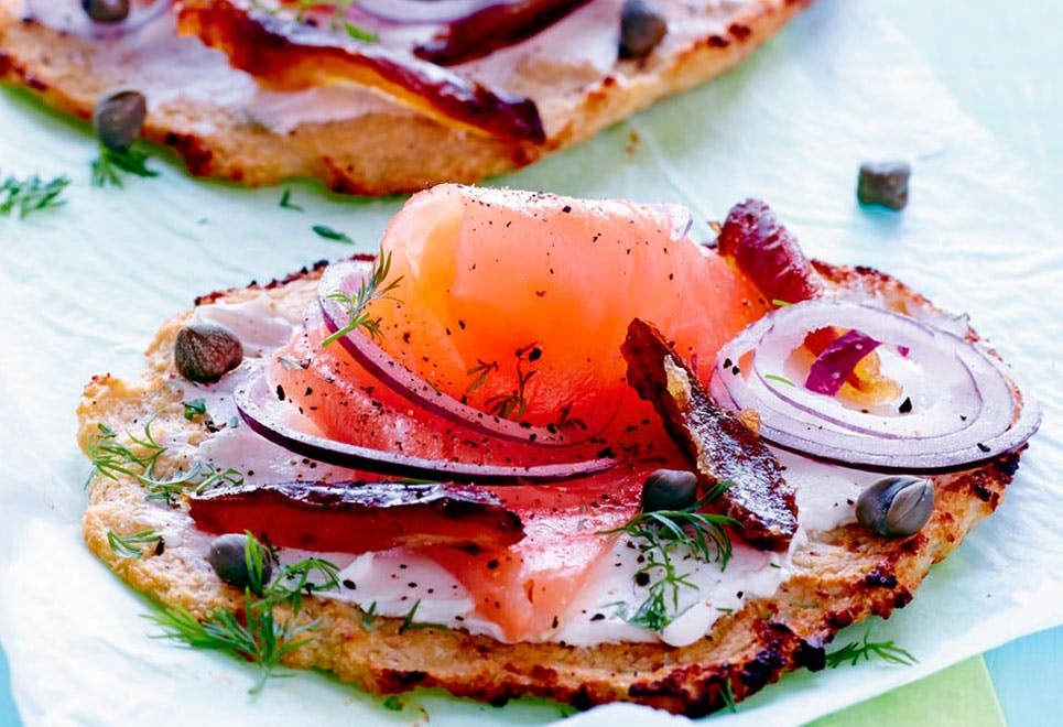 Kukkakaalipizza lohitäytteellä Kukkakaalipizza lohitäytteellä
