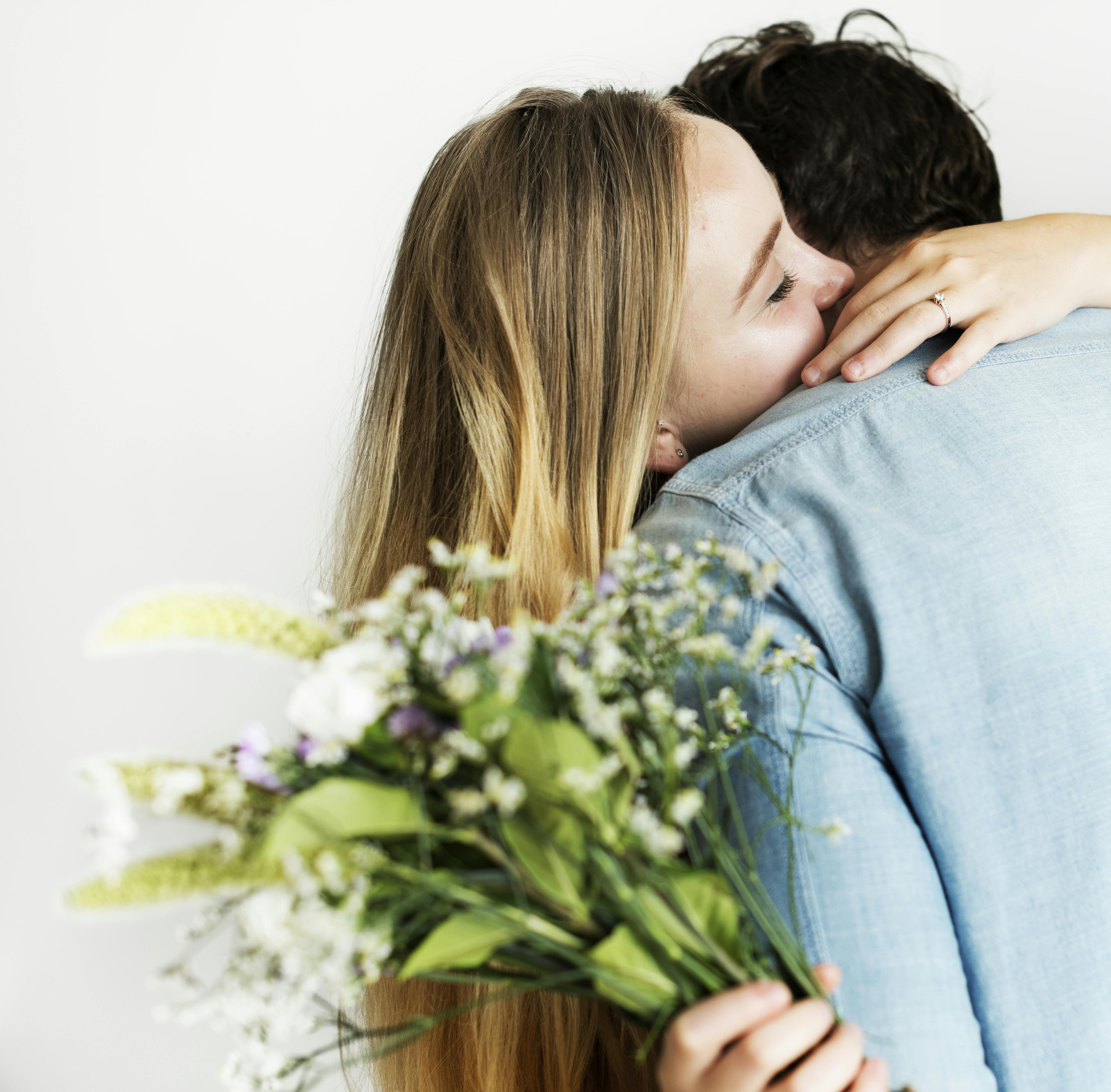 Om det er store eller små overraskelser er underordnet. Mand giver kvinde blomster