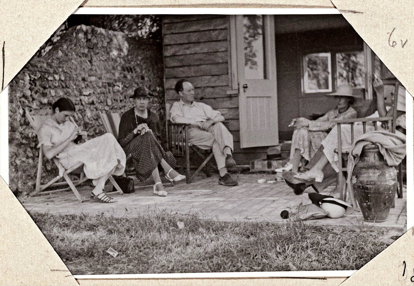 Foto taget 1939 utanför Wirgina Woolfs hem Monk's House i East Sussex. Från vänster ses Angelica Garnett, hennes mor Vanessa Bell och far Clive Bell. I ljus hatt ses Virginia Woolf. Delvis skymda är John Maynard Keynes med hustrun Lydia Lopokova.