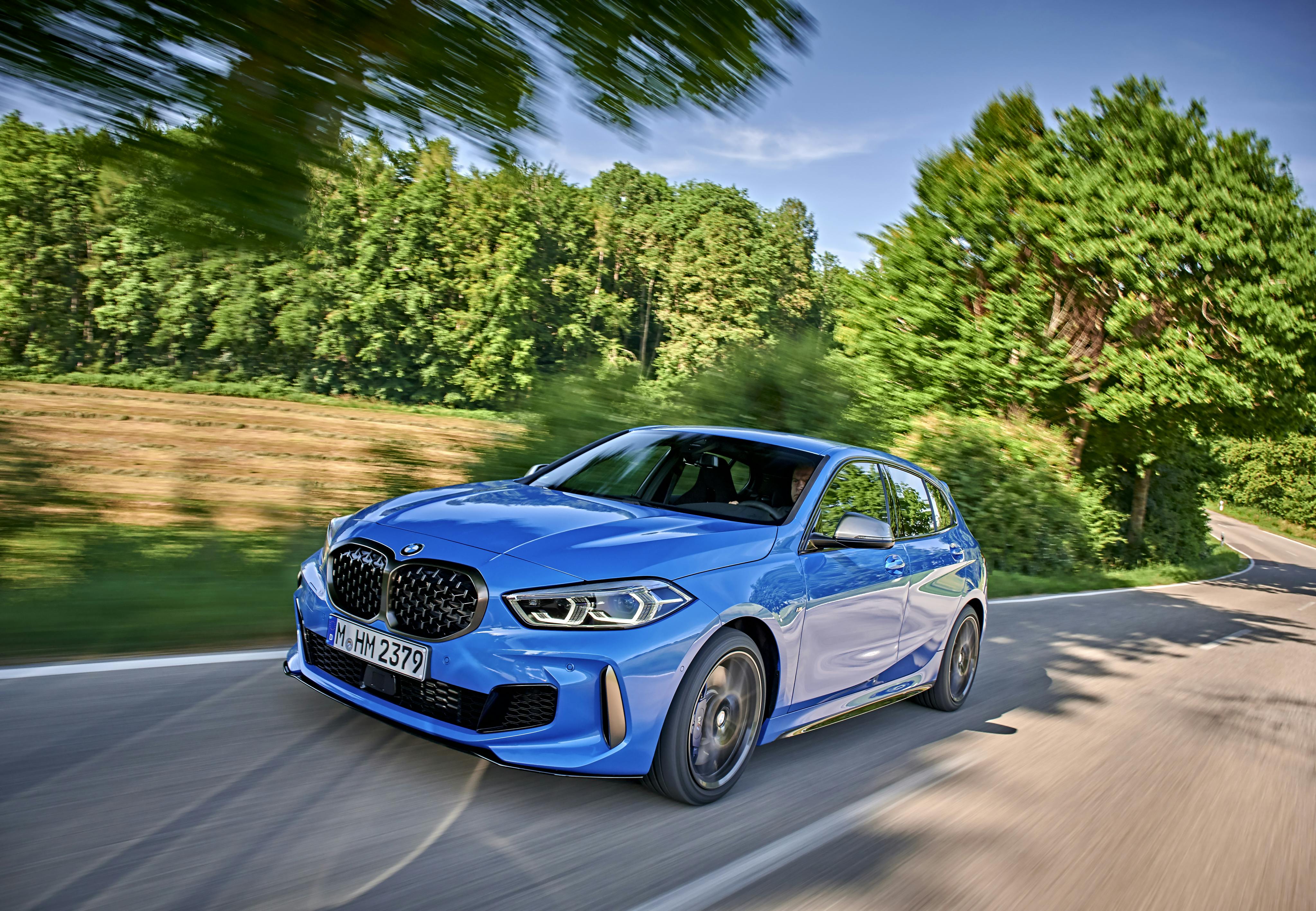 BMW 1-serie F40 M135i forhjulstræk xDrive firehjulstræk hatchback blå forfra front forende køre