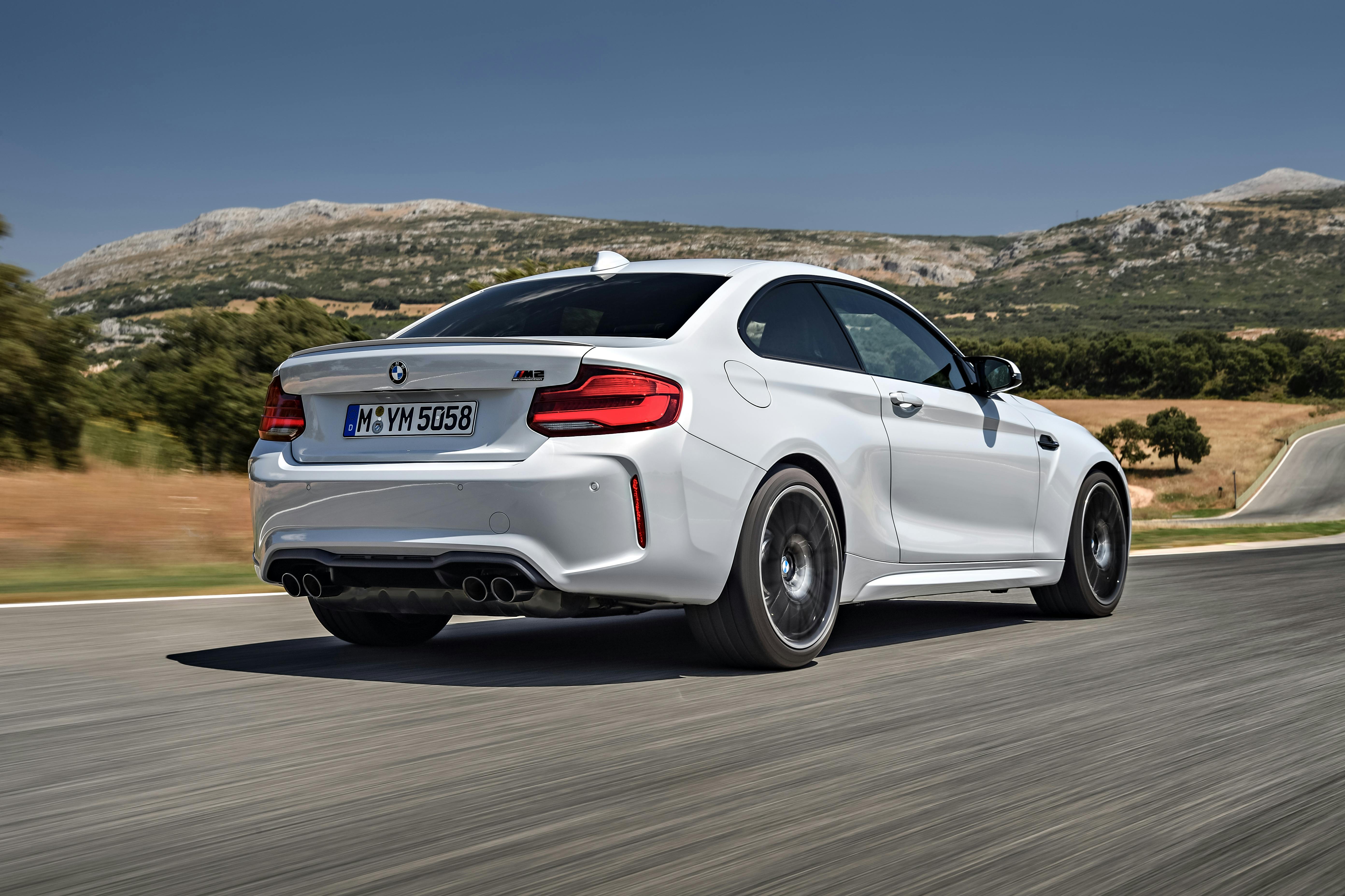 BMW-M2_Competition Coupé hvid 2019 bagfra bagenden køre bane