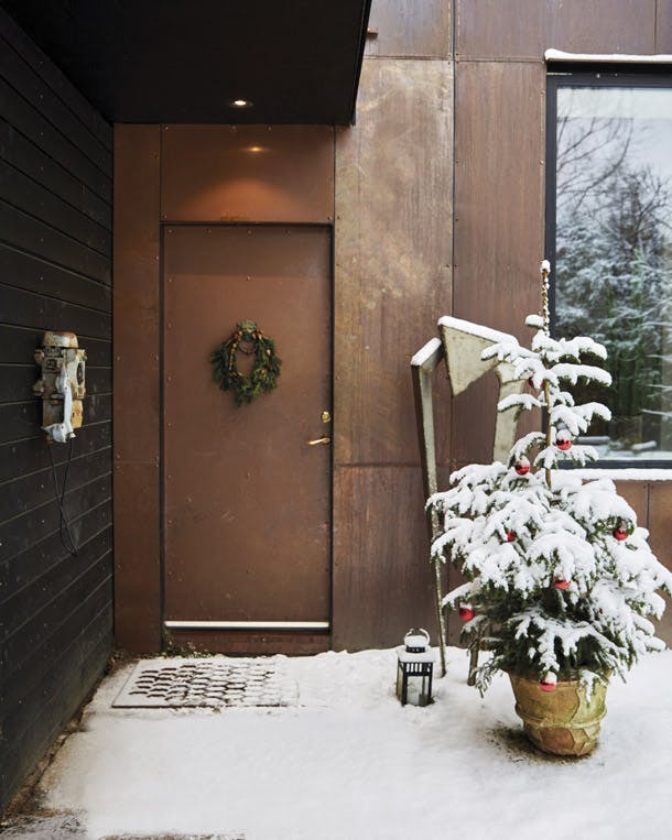 Bij de voordeur worden de gasten verwelkomd door een kleine spar, die binnen al meerdere keren dienst heeft gedaan als kerstboom. Bij de voordeur worden de gasten verwelkomd door een kleine spar, die binnen al meerdere keren dienst heeft gedaan als kerstboom.