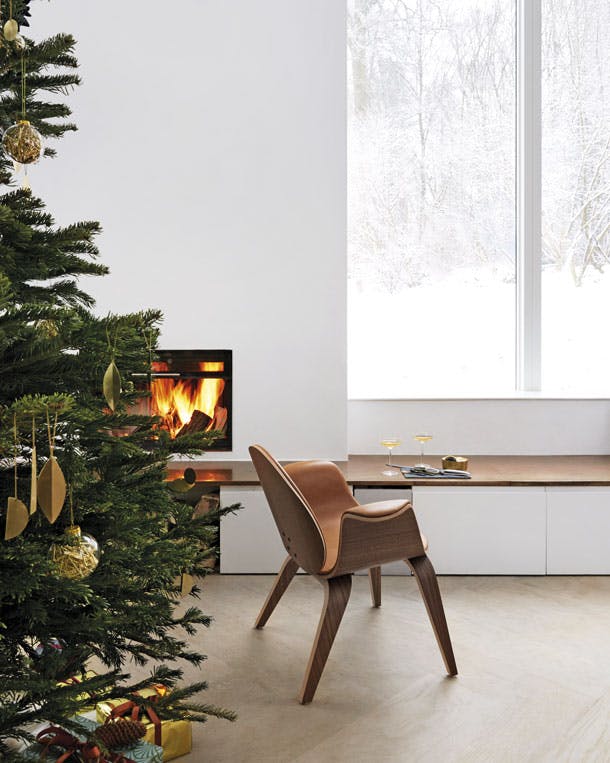 De stoel hermann van walnotenhout en cognackleurig leer is een ontwerp van het echtpaar. Het is een mooie plek om te genieten van de kerstsfeer en de sneeuw die buiten valt. De stoel hermann van walnotenhout en cognackleurig leer is een ontwerp van het echtpaar. Het is een mooie plek om te genieten van de kerstsfeer en de sneeuw die buiten valt.