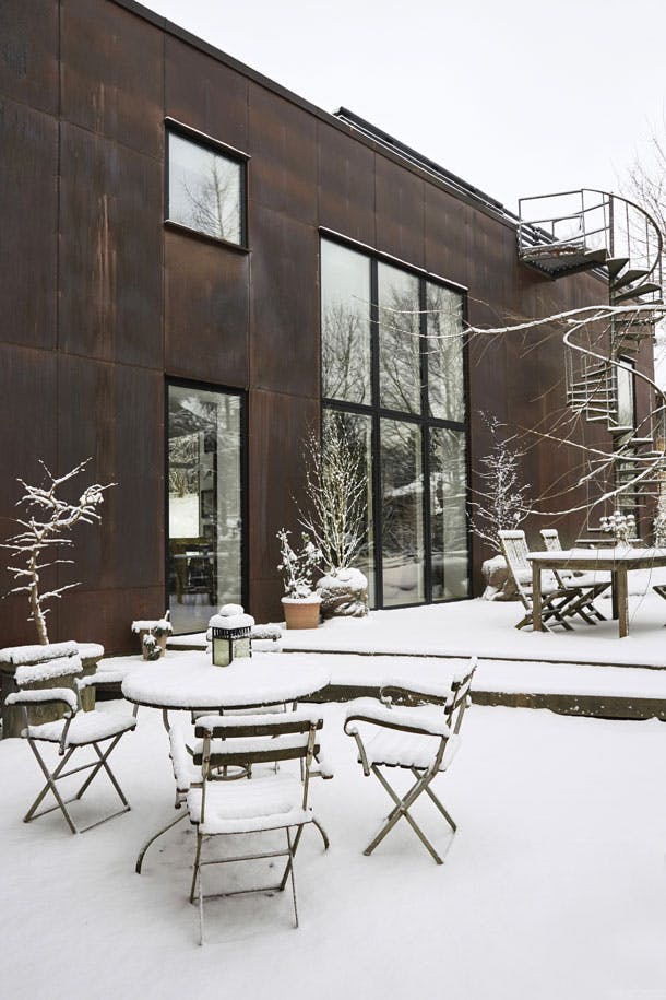 het huis is ontworpen met de oriëntatie op het bos. Dankzij de bruine kleur gaat het op in de omliggende natuur, die door de grote ramen deel uitmaakt van het interieur. het huis is ontworpen met de oriëntatie op het bos. Dankzij de bruine kleur gaat het op in de omliggende natuur, die door de grote ramen deel uitmaakt van het interieur.