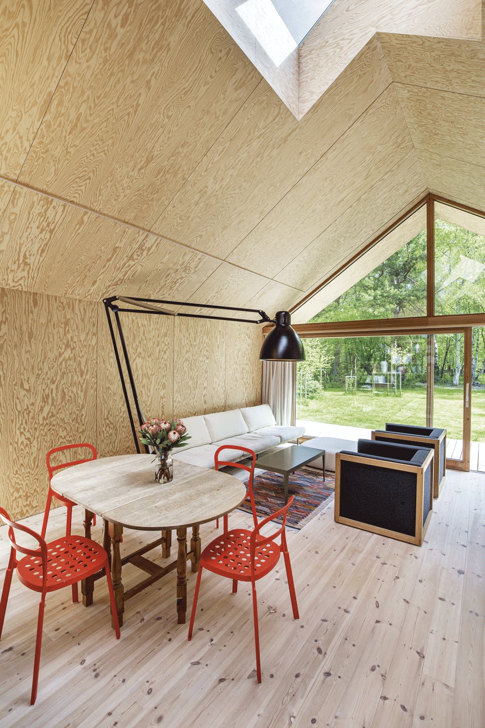 De meubels zijn grotendeels gratis of zelfgemaakt. houten ruimte met scandinavisch interieur