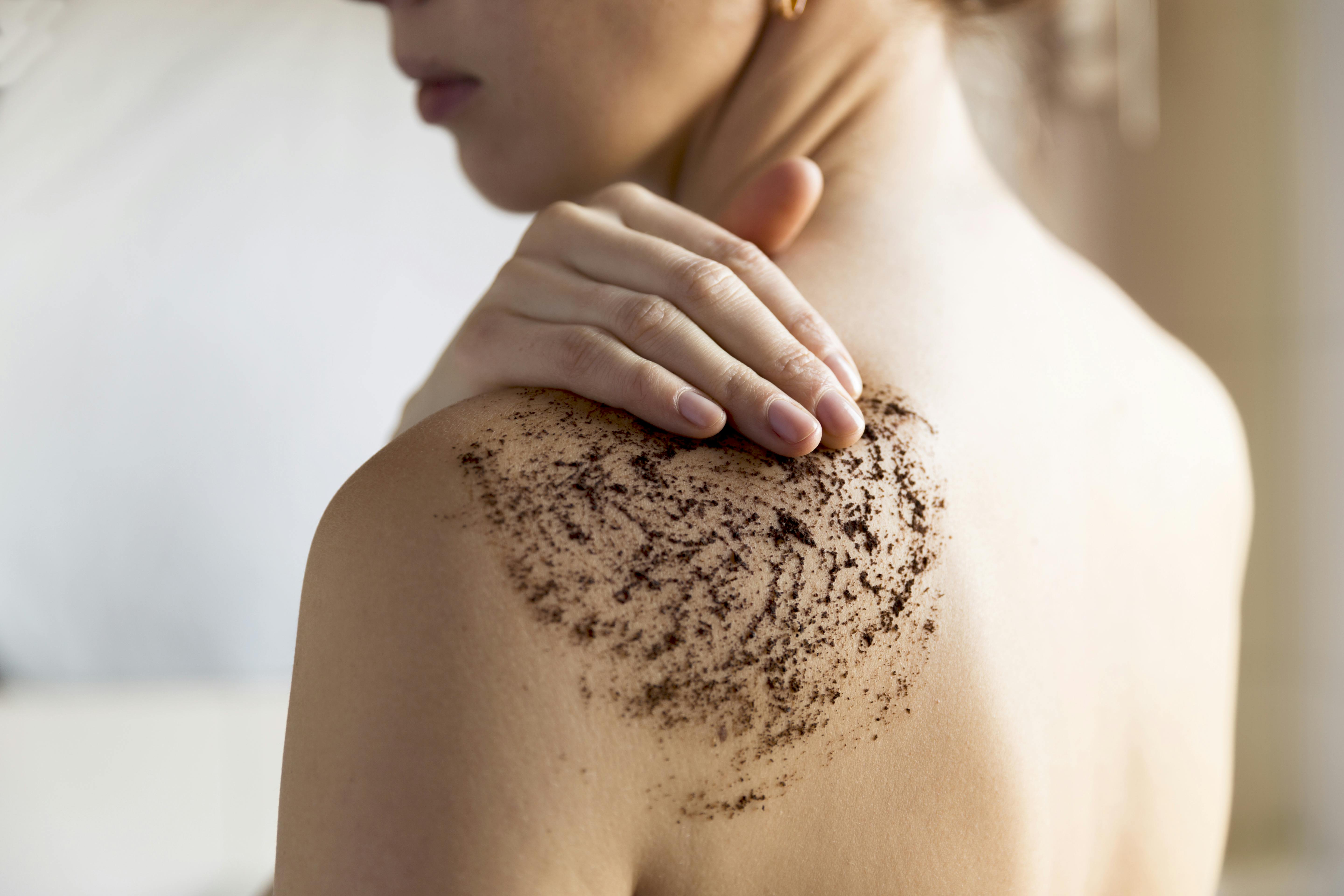 Skrub de døde hudceller af, så de nye kan komme til. Kvinde bruger bodyscrub