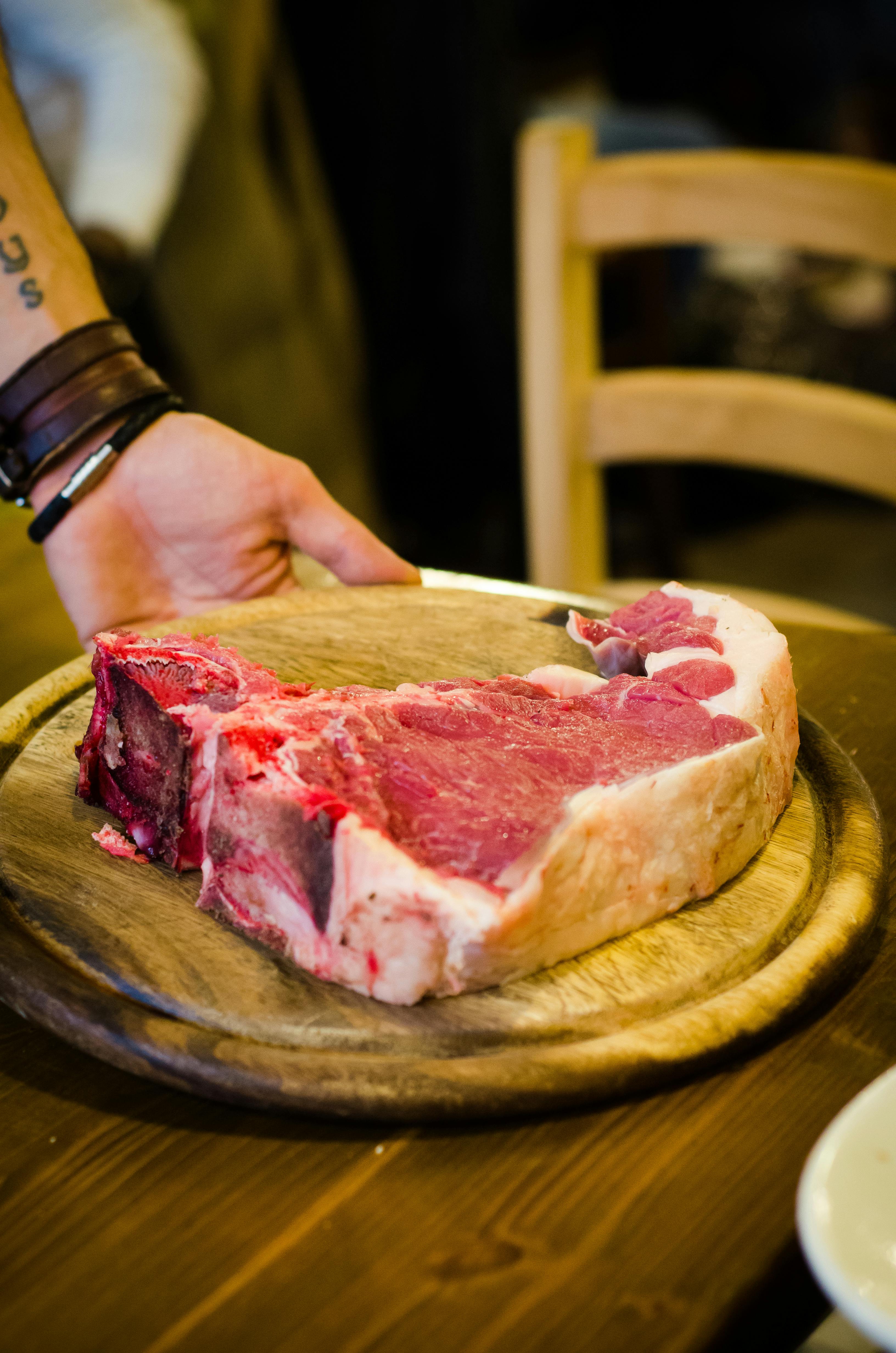 Bistecca Fiorentina, en toscansk specialitet. Skal dog grilles før spises. Bistecca Fiorentina, en toscansk specialitet.
