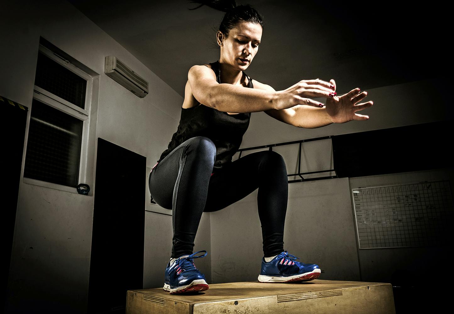 Kvindde laver box jumps