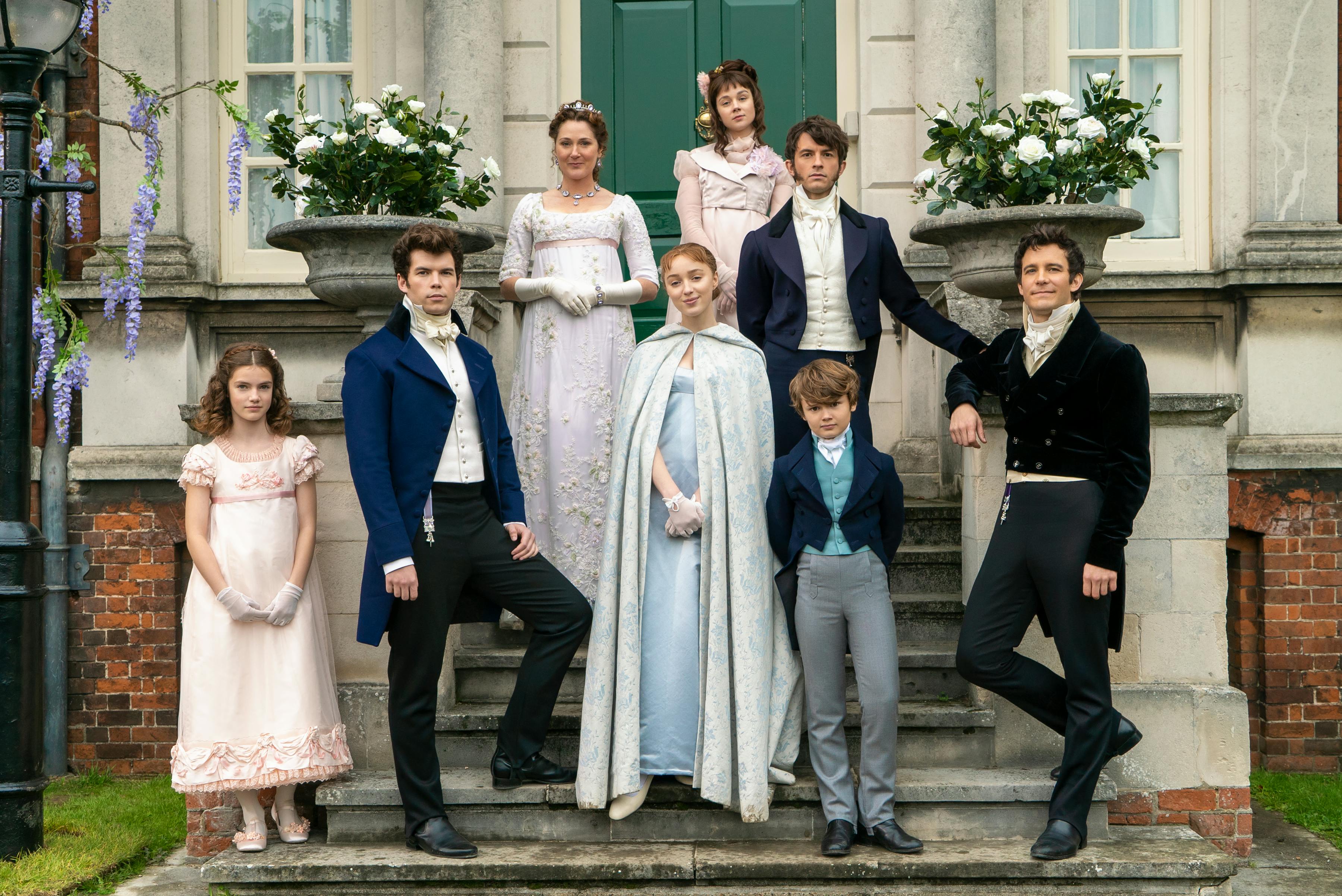Hit-serien Bridgerton kan lige nu ses på Netflix Bridgerton familien uden foran deres hus