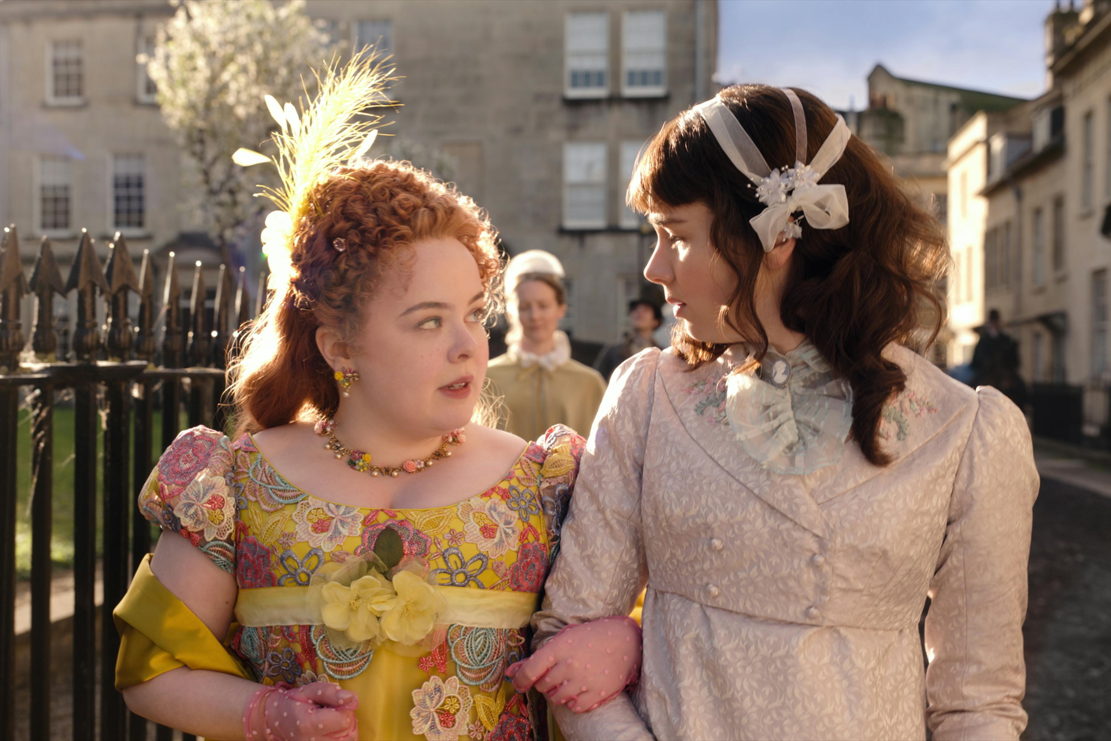 Hit-serien Bridgerton kan lige nu ses på Netflix Penelope Featherington og Eloise Bridgerton i tv-serien Bridgerton