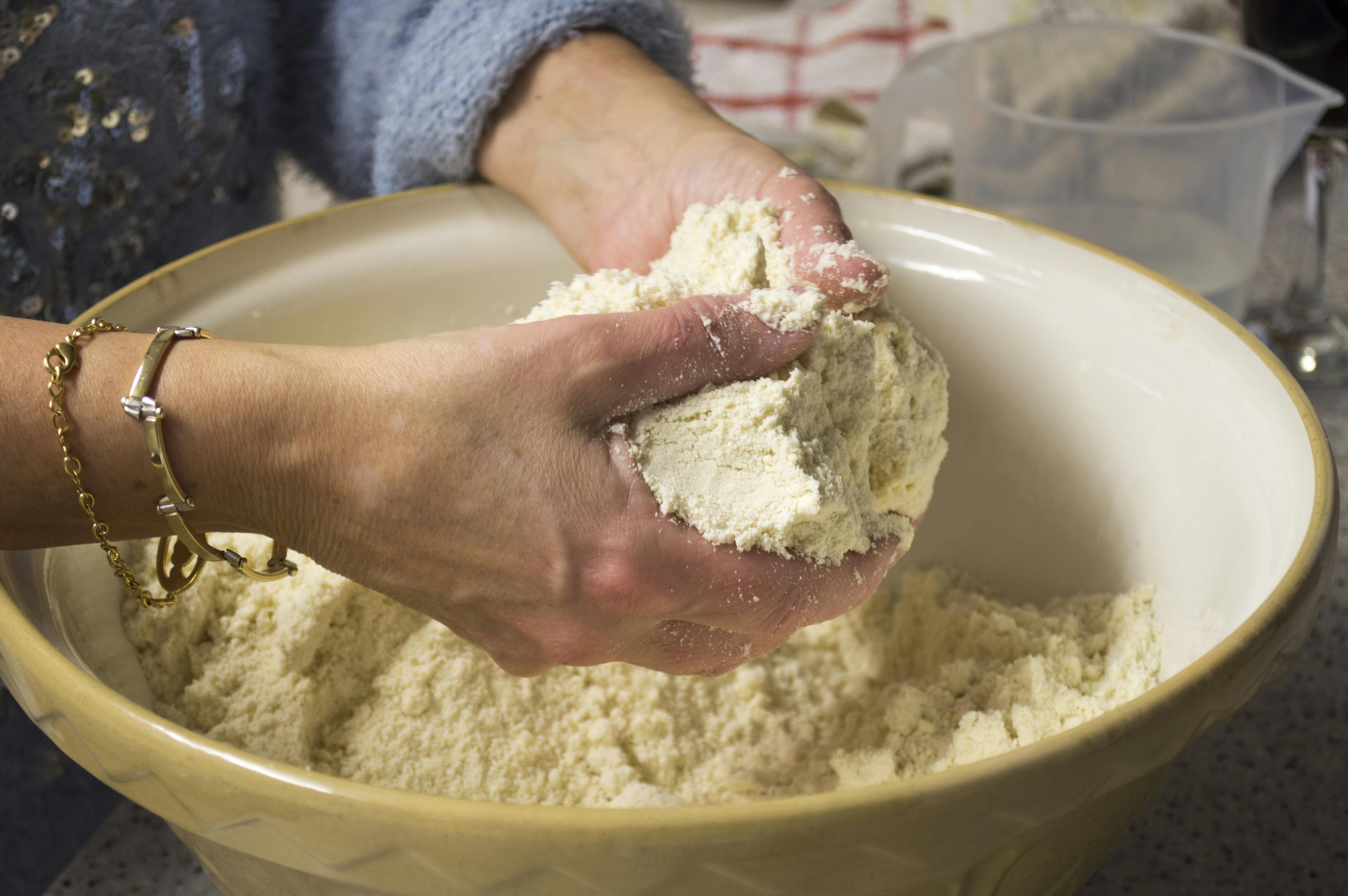 Hvis du bager dit eget brød, kan du nemt spare en del salt. Moden kvinde bager