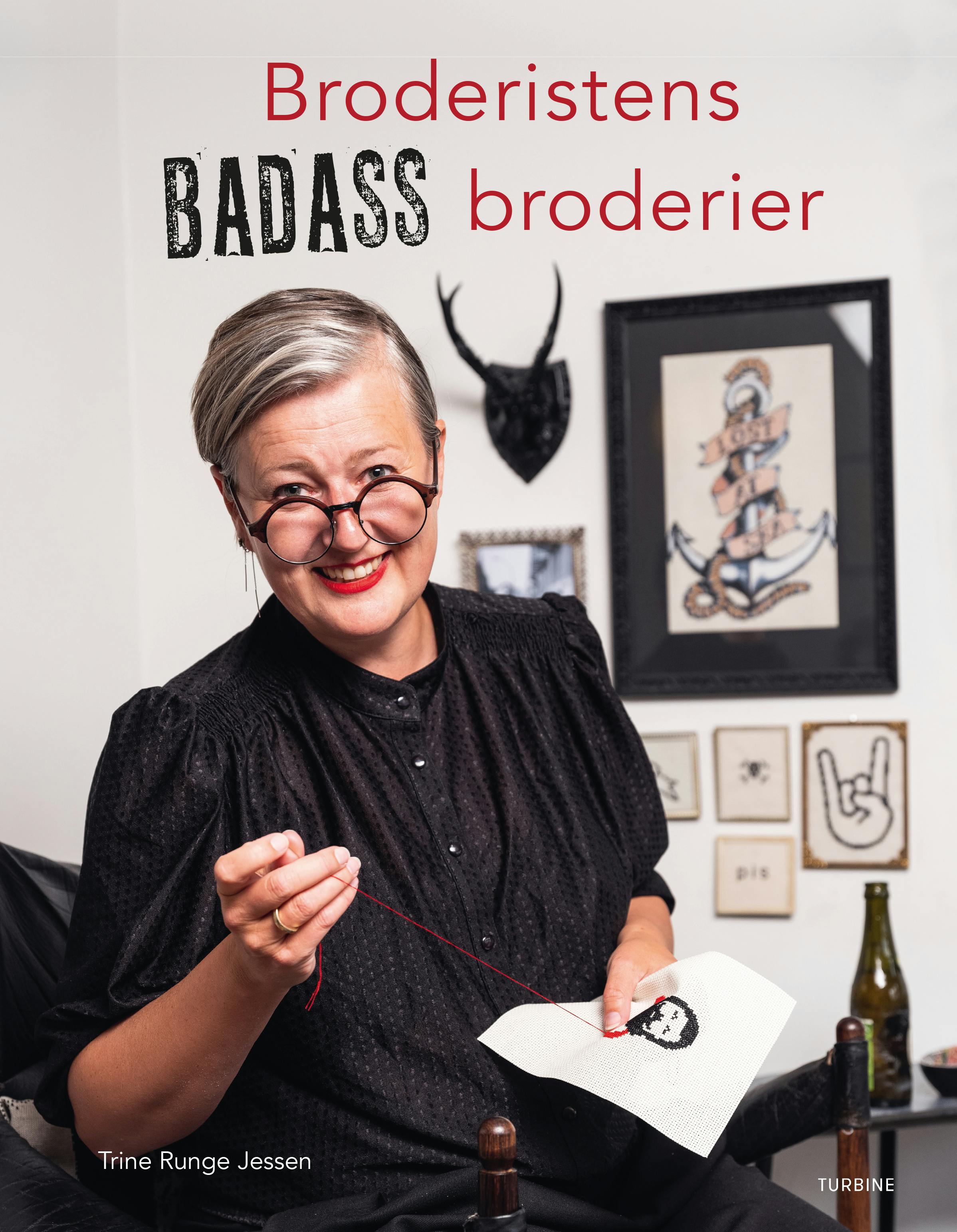 Broderi kan også være badass-cool! Trine Runge Jessen med broderi mellem hænderne