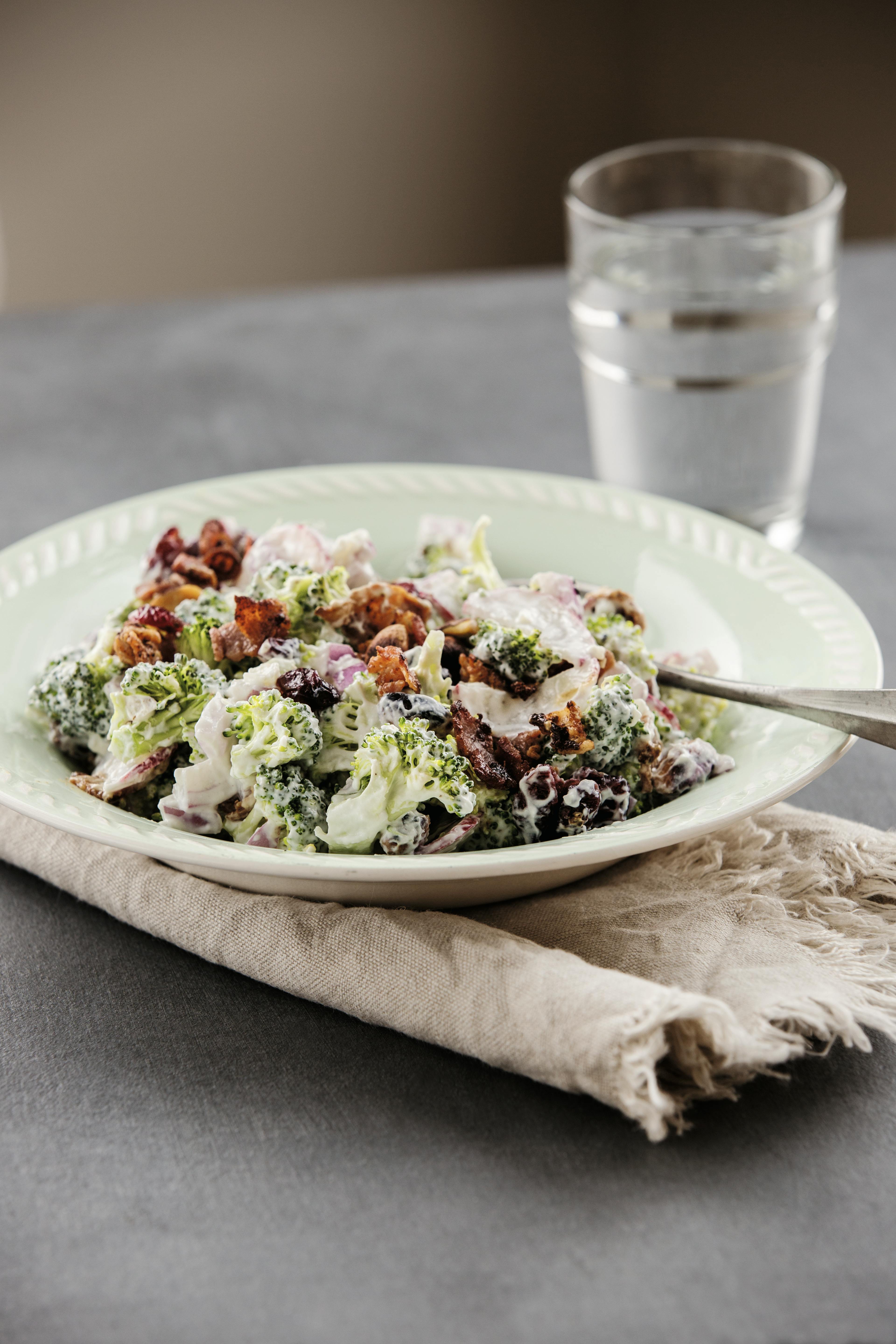 Brokkolisalat med bacon: brokkolisalat med bacon