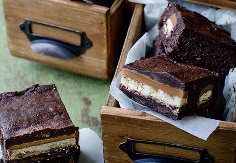 Skøn chokoladebrownie med knasende Twix-fyld