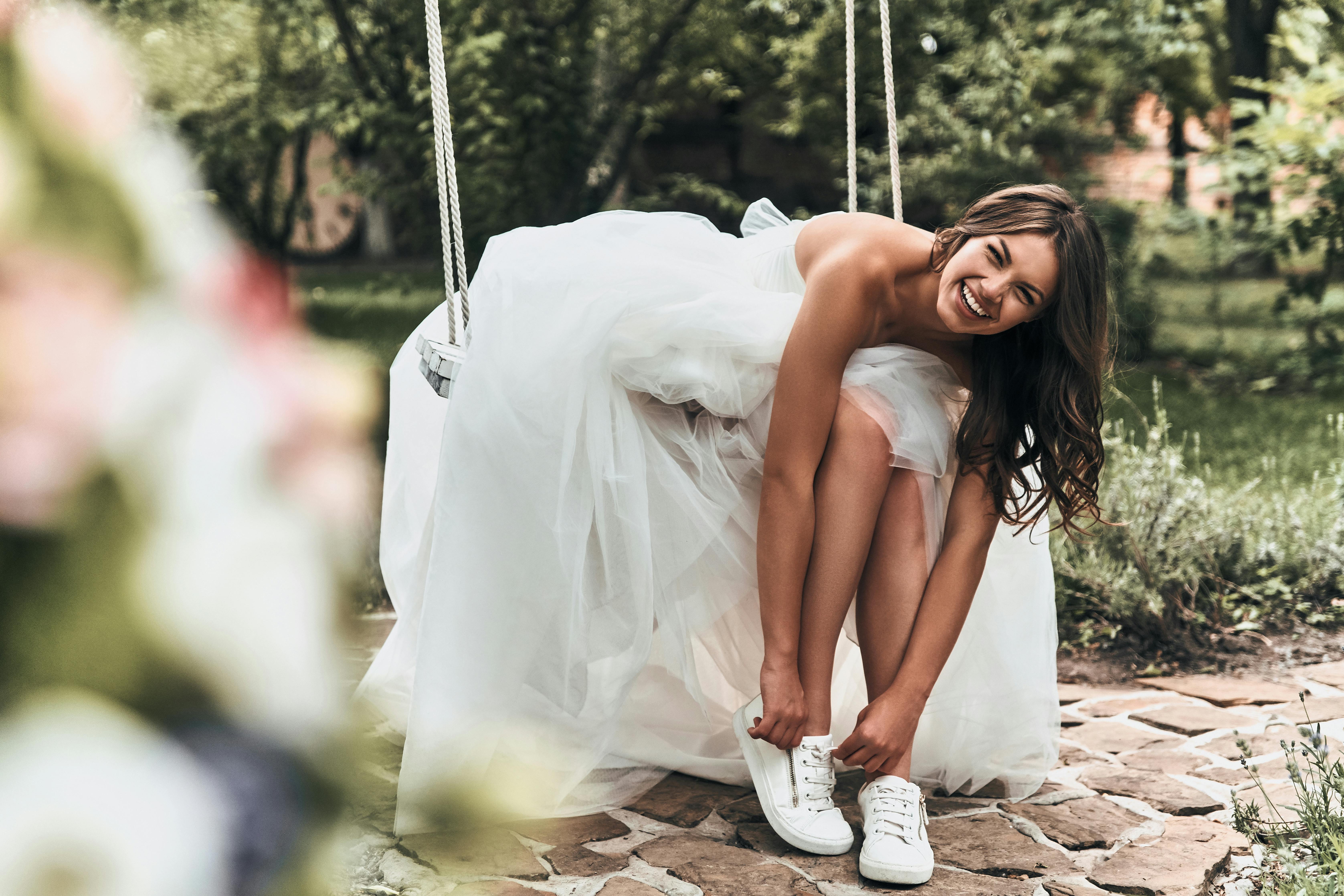 Tag flade sko med til dit bryllup – så du kan danse hele natten. Hvid brud med sneakers