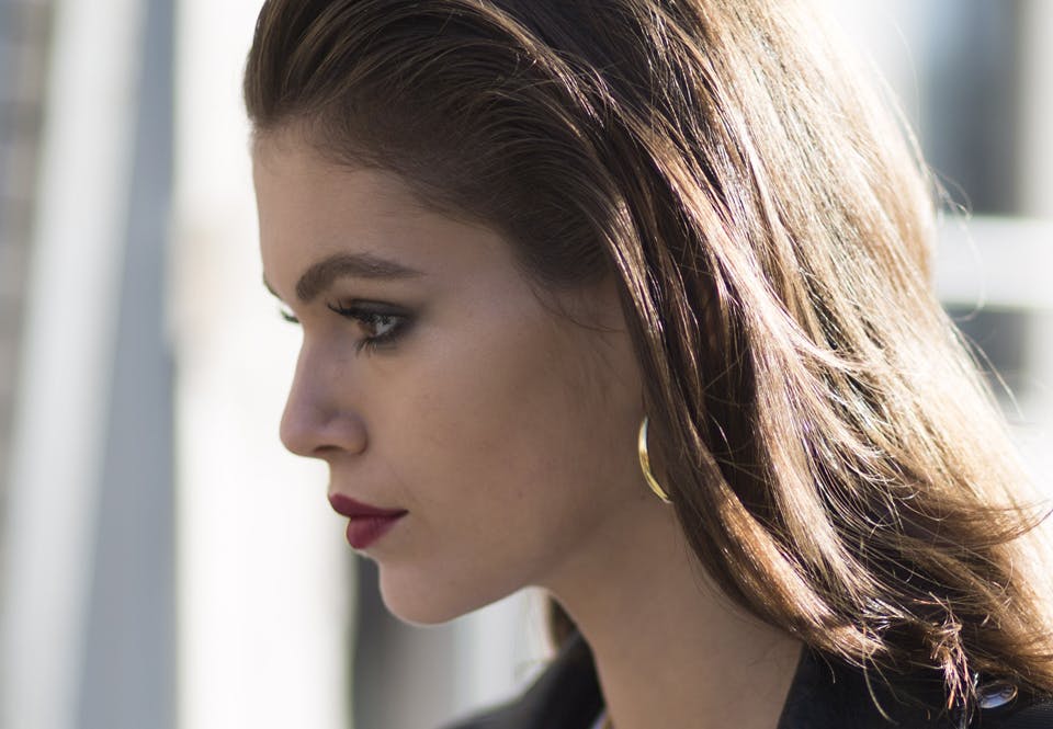 Kaia Gerber med makeup og rød læbestift