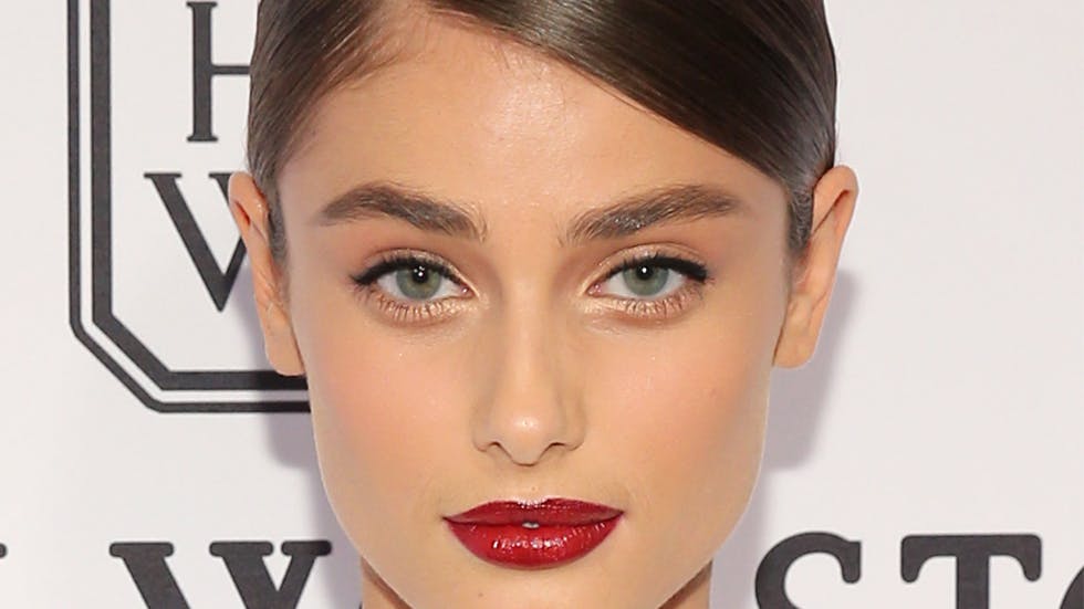 Få fyldige øyenbryn og lange vipper som Taylor Hill