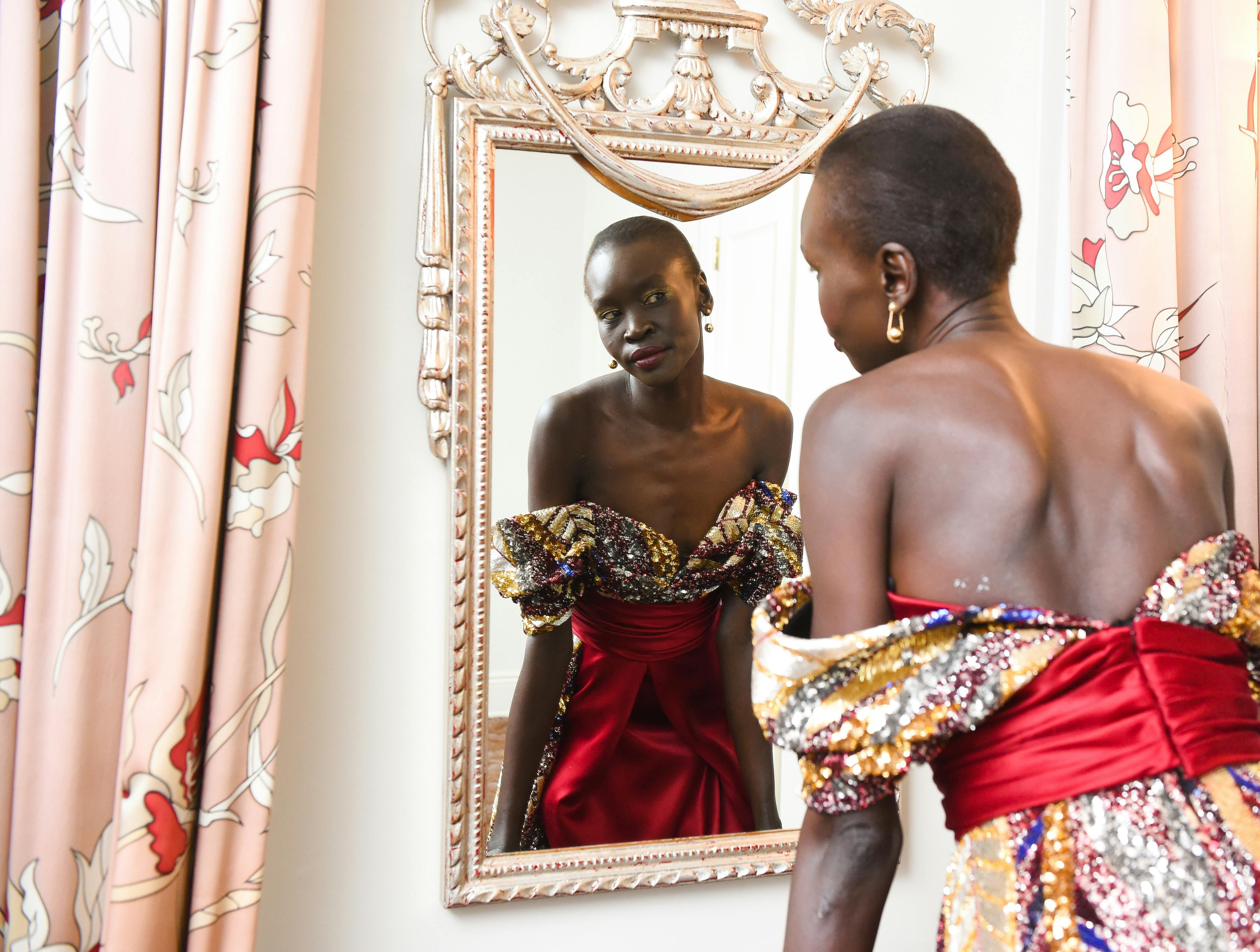 Alek Wek gør sig klar til Met Gala 2018.