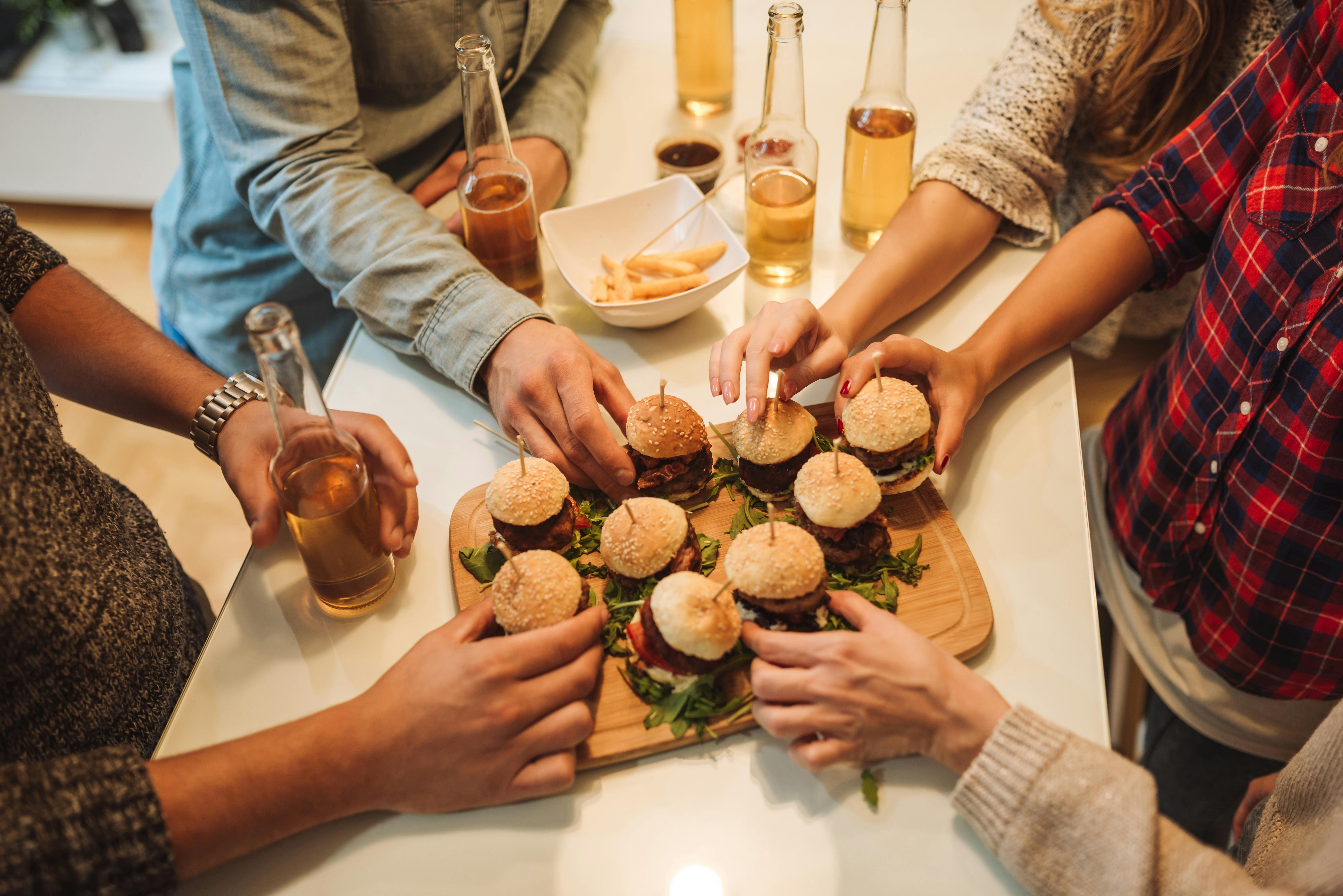 I kan sagtens vælge et mere simpelt måltid til festen – som eksempelvis miniburgere. Mini burgers til surprise party