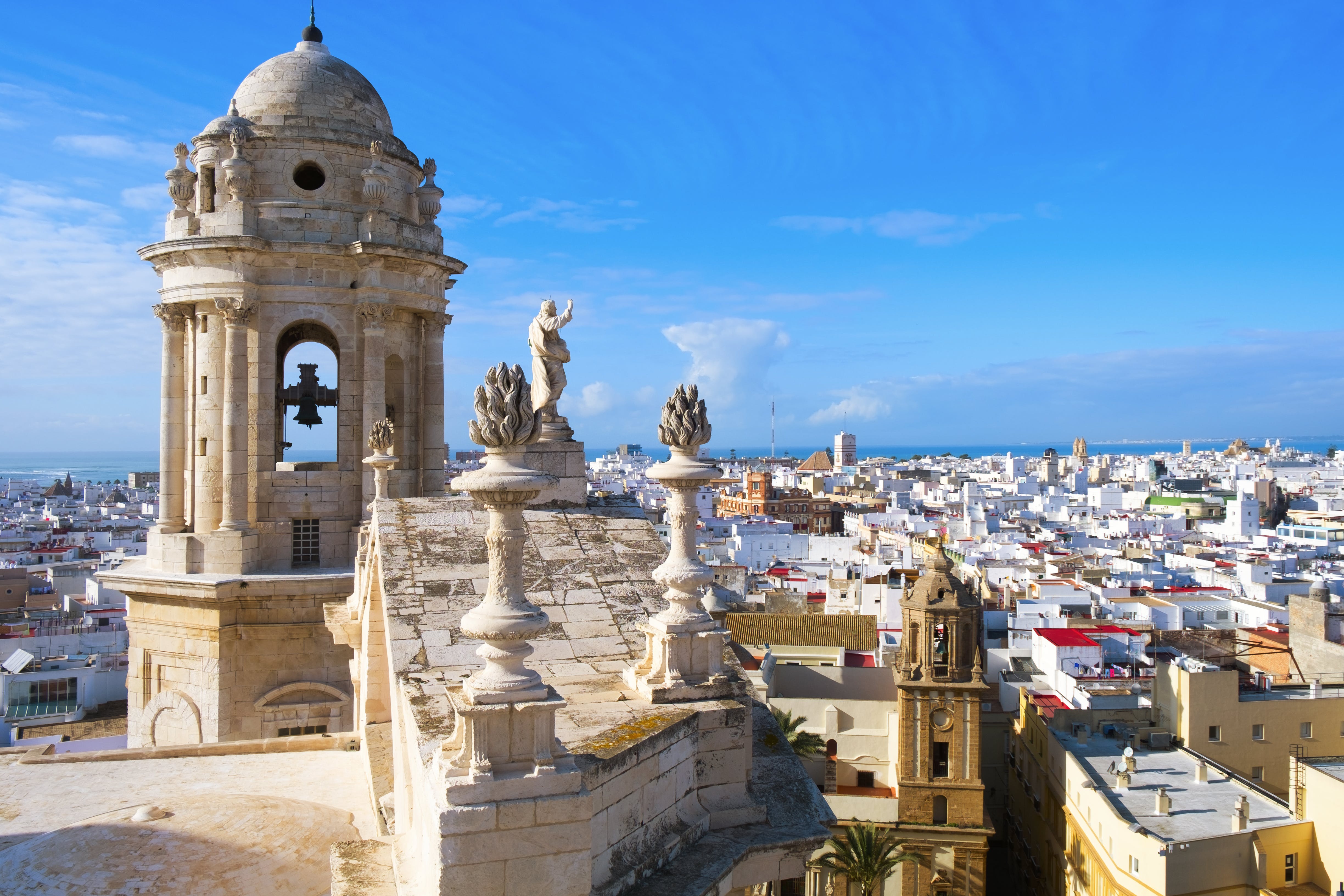 Cádiz er, ikke så mærkeligt, kendt som den hvide by. Så husk solbrillerne! Cádiz i Spanien