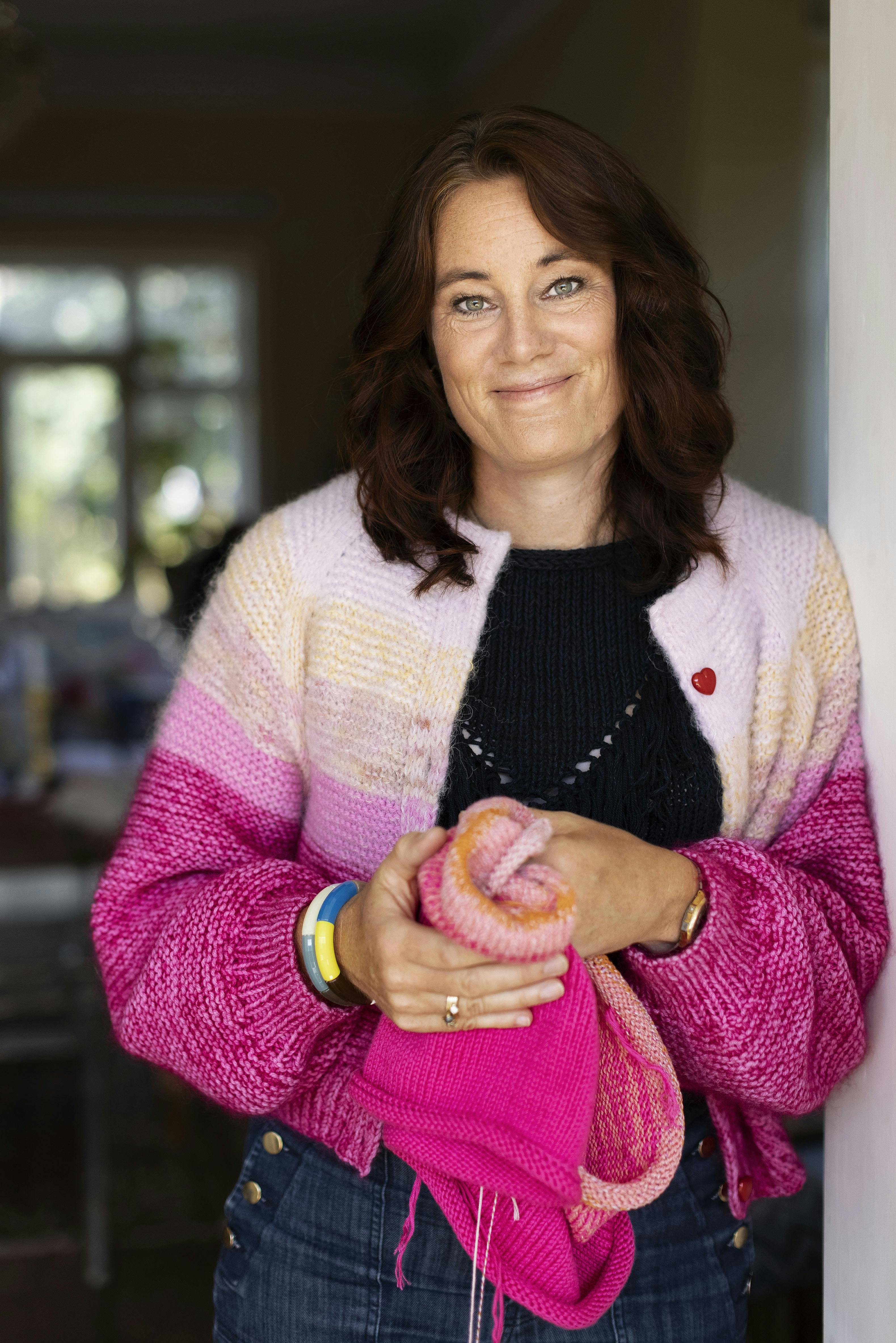 Camilla fandt en afgørende mening i at strikke og udvikle egne strikkeopskrifter i virksomheden Knit Your Vibe. Camilla sagde sit job op for at gå hjemme med sin søn