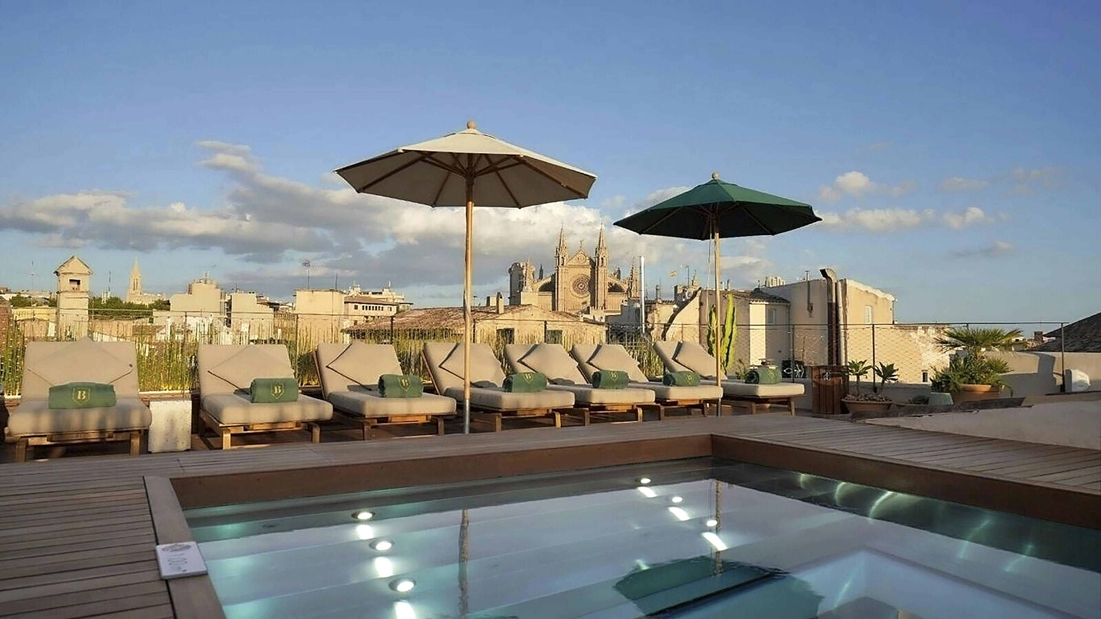 Arhhh, sol og vand midt i byen, hvad mere kan du ønske dig? Luksus på Can Bordoy Grand House & Garden på Mallorca. Mallorca-guide
