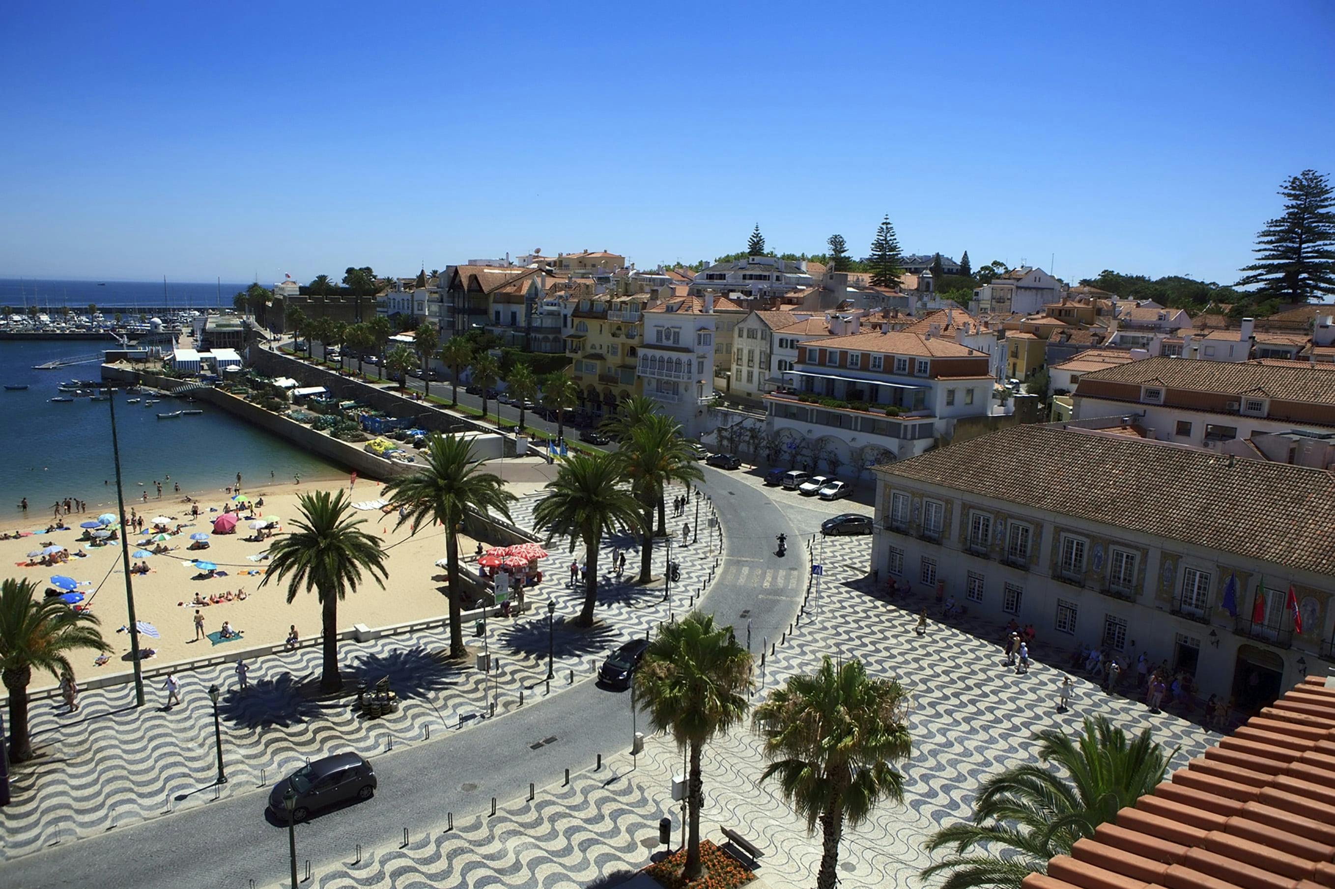 Et vue ud over Cascais, som er en tidligere fiskerlandsby og i dag en velstående lille by en god halv time uden for Lissabon. Cascais, Portugal.