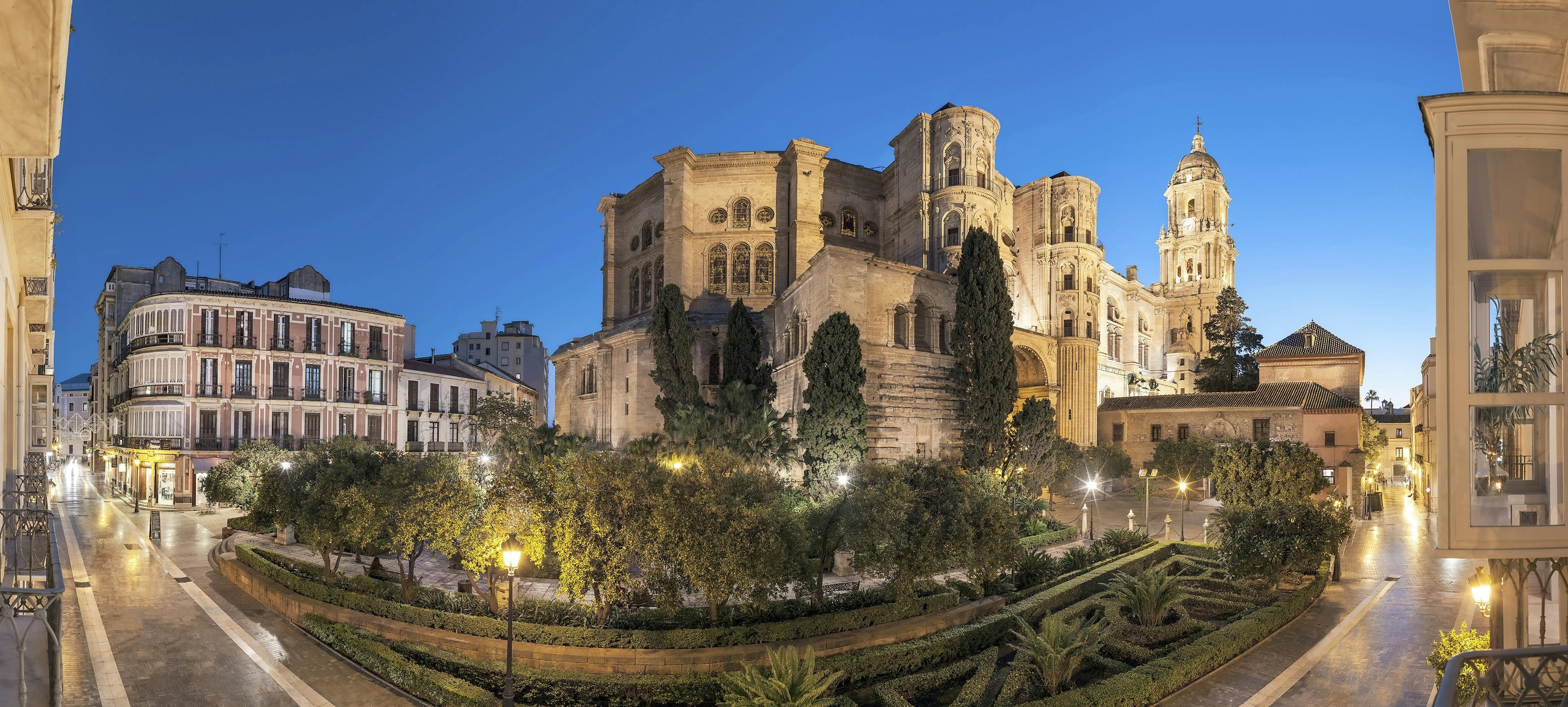 Den romersk-katolske katedral med kælenavnet La Mangita, skiller sig ud fra lignende bygningsværker ved kun at have et tårn. Romersk-katolsk katedral om aften i Malaga