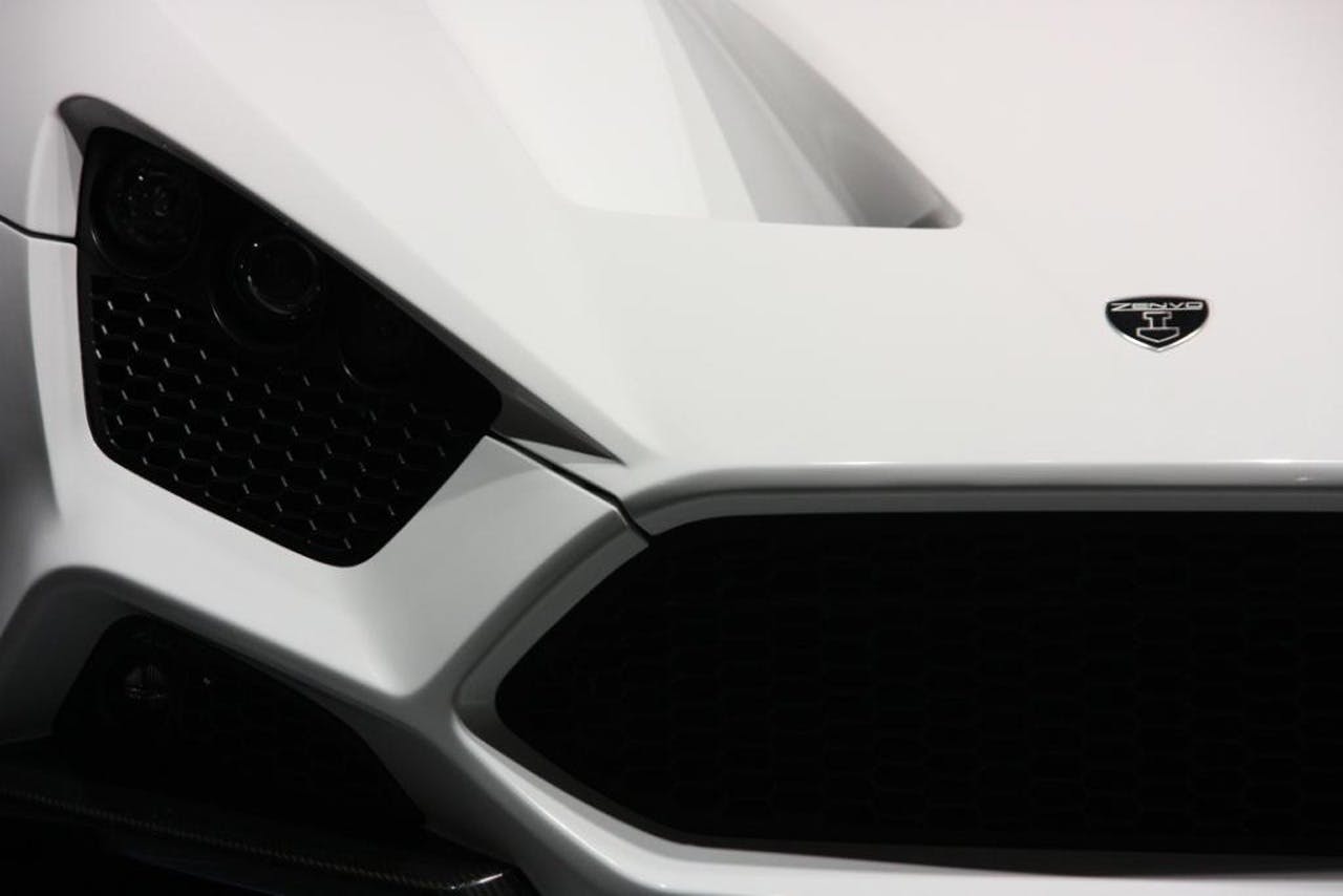 Hvid Zenvo ST1