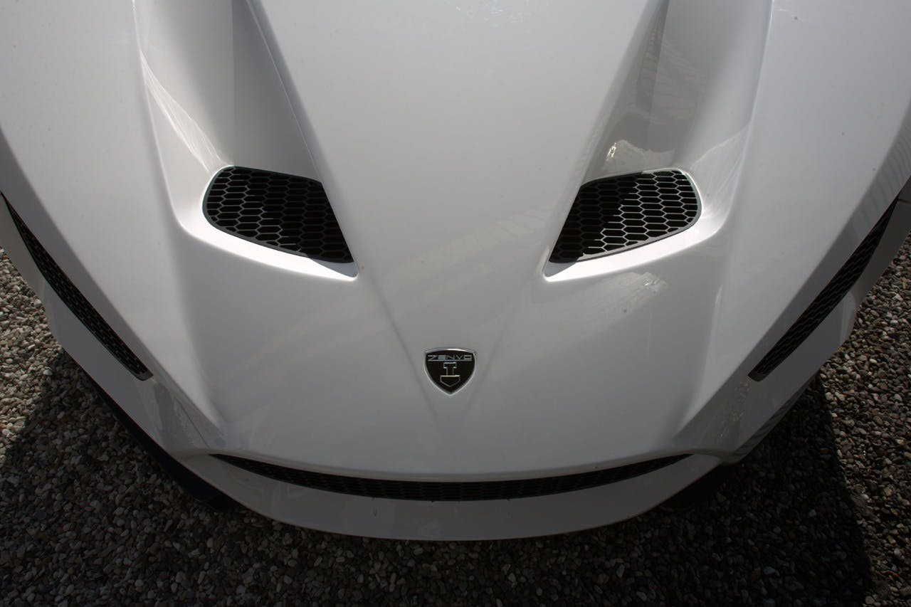 Hvid Zenvo ST1