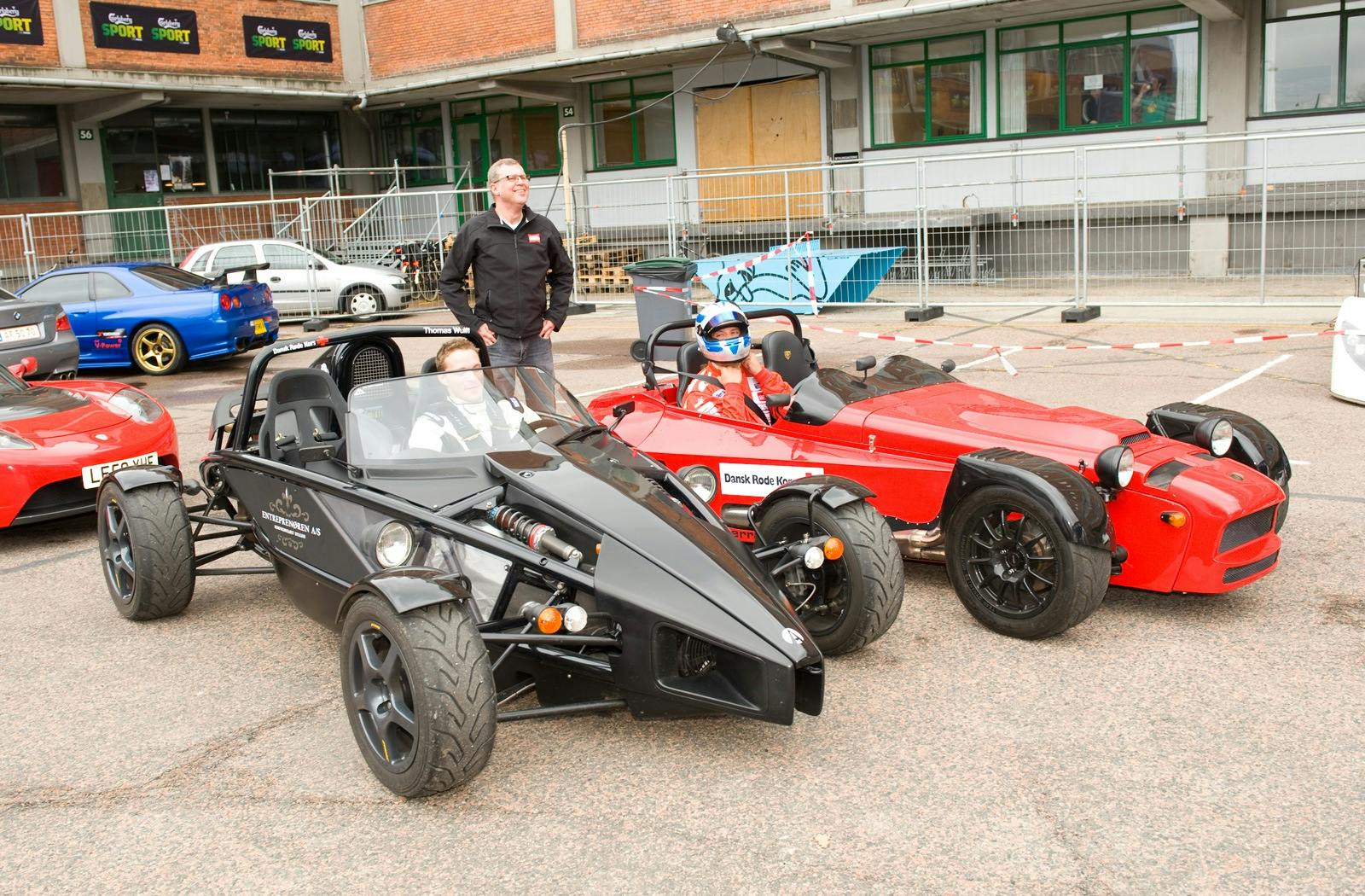 Vores Aviator (den røde til højre) med Mik Kerchlango bag rattet og en Ariel Atom med (den kendte) racerkører Thomas Wulff klar til race samme med min Tesla, der stikker snuden frem. Vores Aviator (den røde til højre) med Mik Kerchlango bag rattet og en Ariel Atom med (den kendte) racerkører Thomas Wulff klar til race samme med min Tesla, der stikker snuden frem.