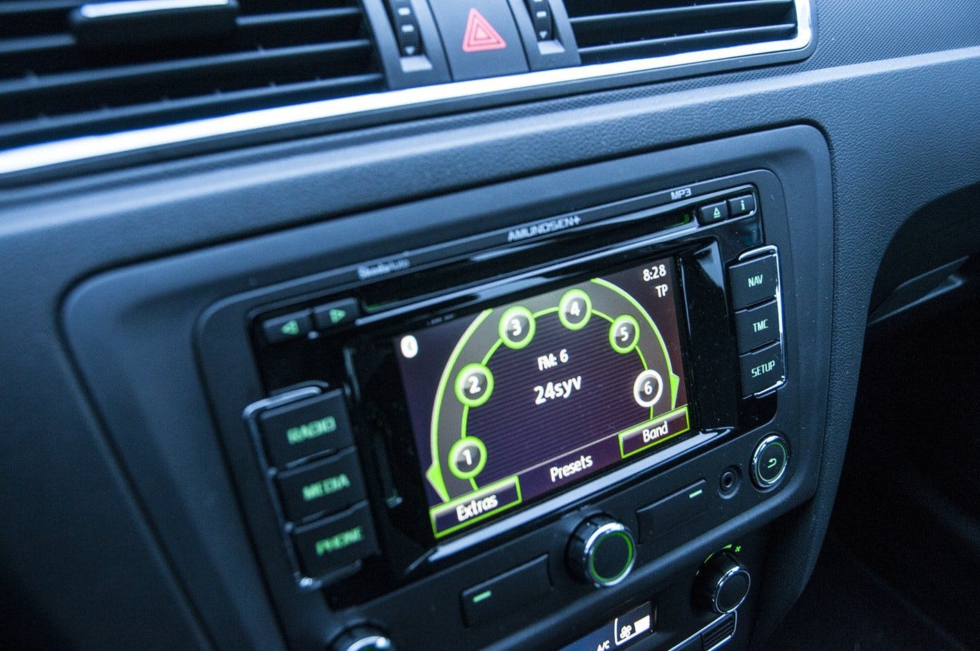 Rapid fås med fin radio og navi, men det er et stort irritationsmoment, at radioen går ud, når stop/start-funktionen starter motoren igen Rapid fås med fin radio og navi, men det er et stort irritationsmoment, at radioen går ud, når stop/start-funktionen starter motoren igen