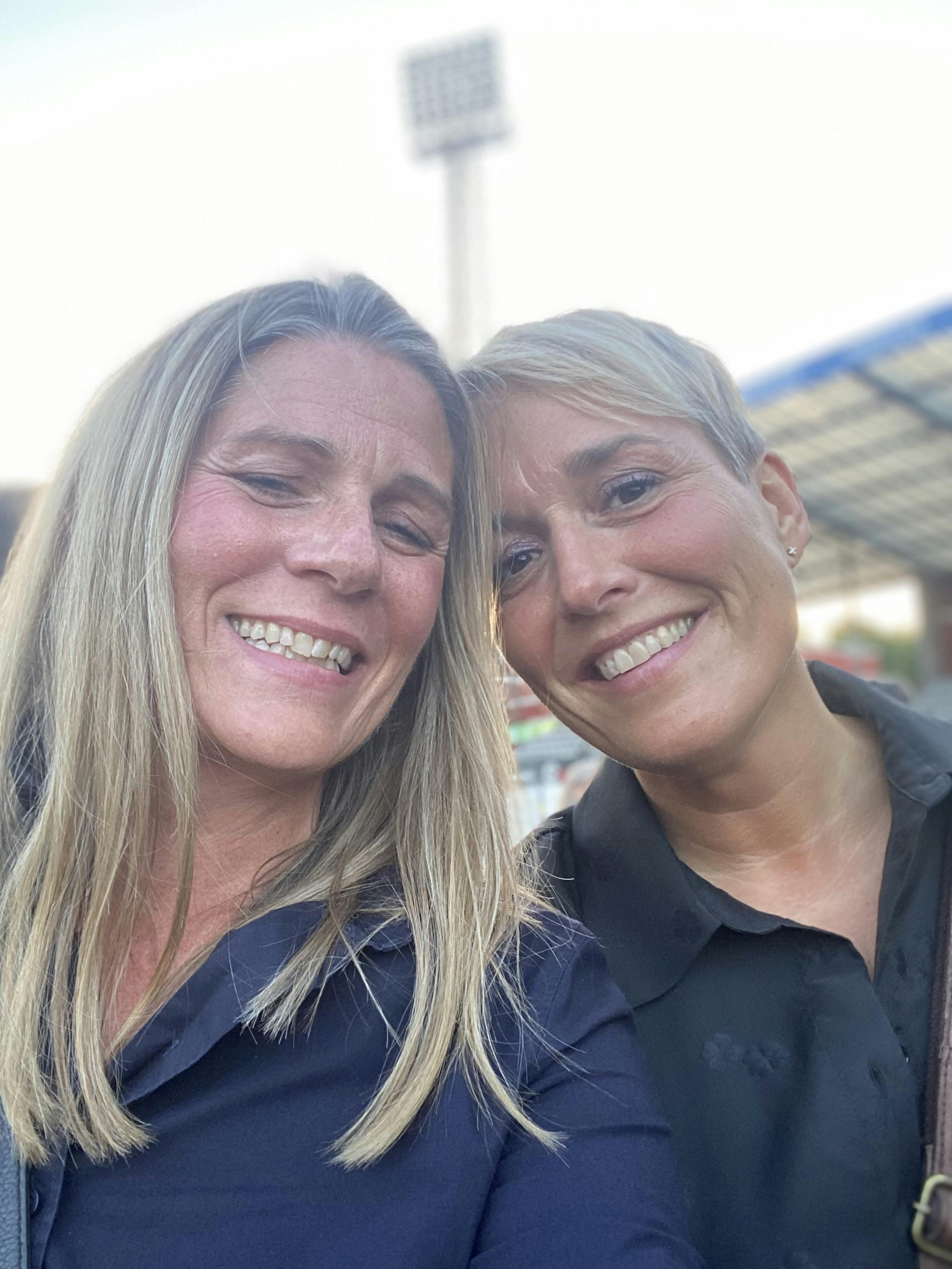 Er der to, der holder sammen, er det Christina og Lisa. Billede af to veninder