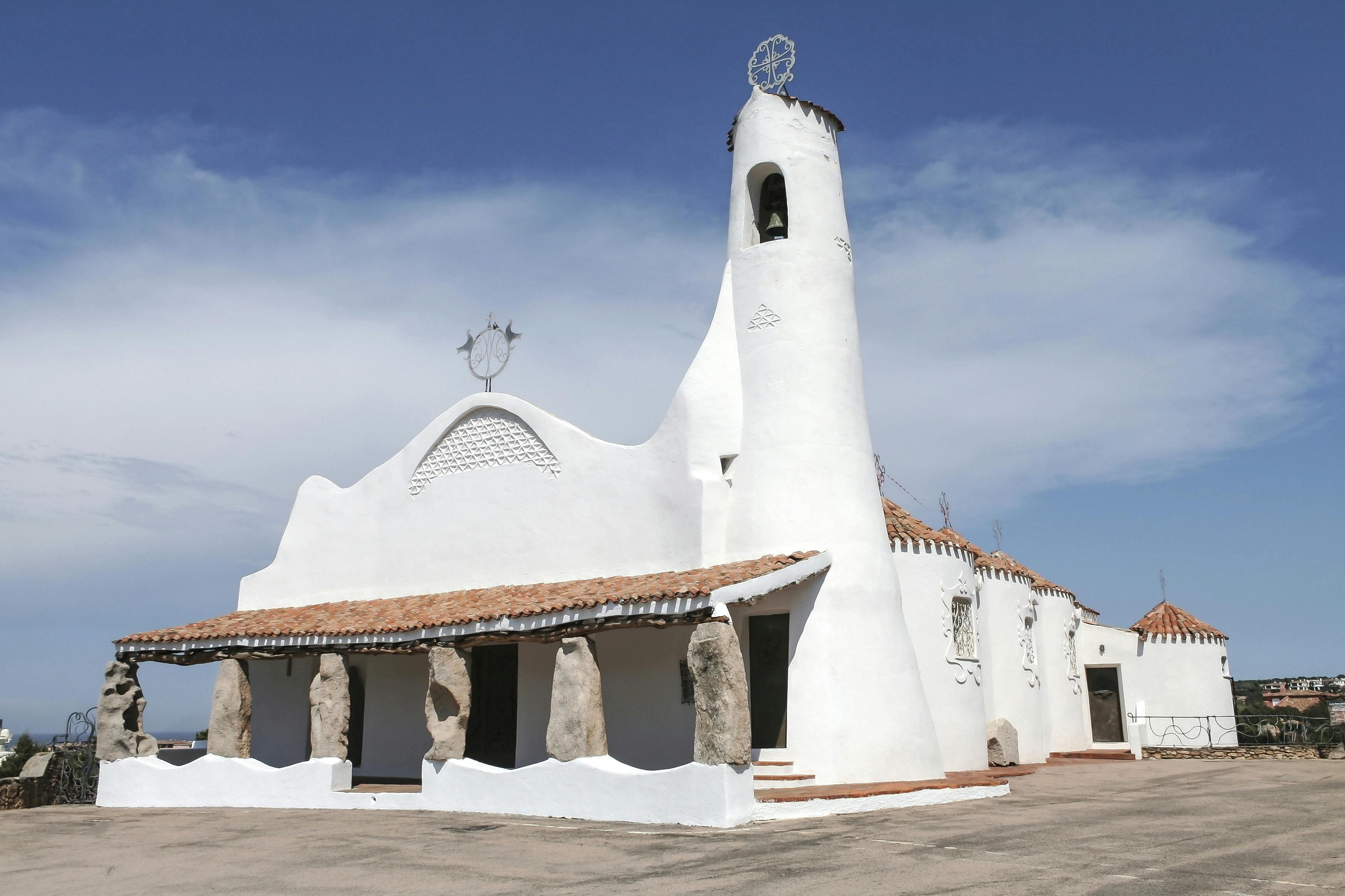 Den betagende kirke Stella Maris i Porto Cervo på nordøstsiden af Sardinien. Sardinien i Italien - kirken stella maris i porto cervo