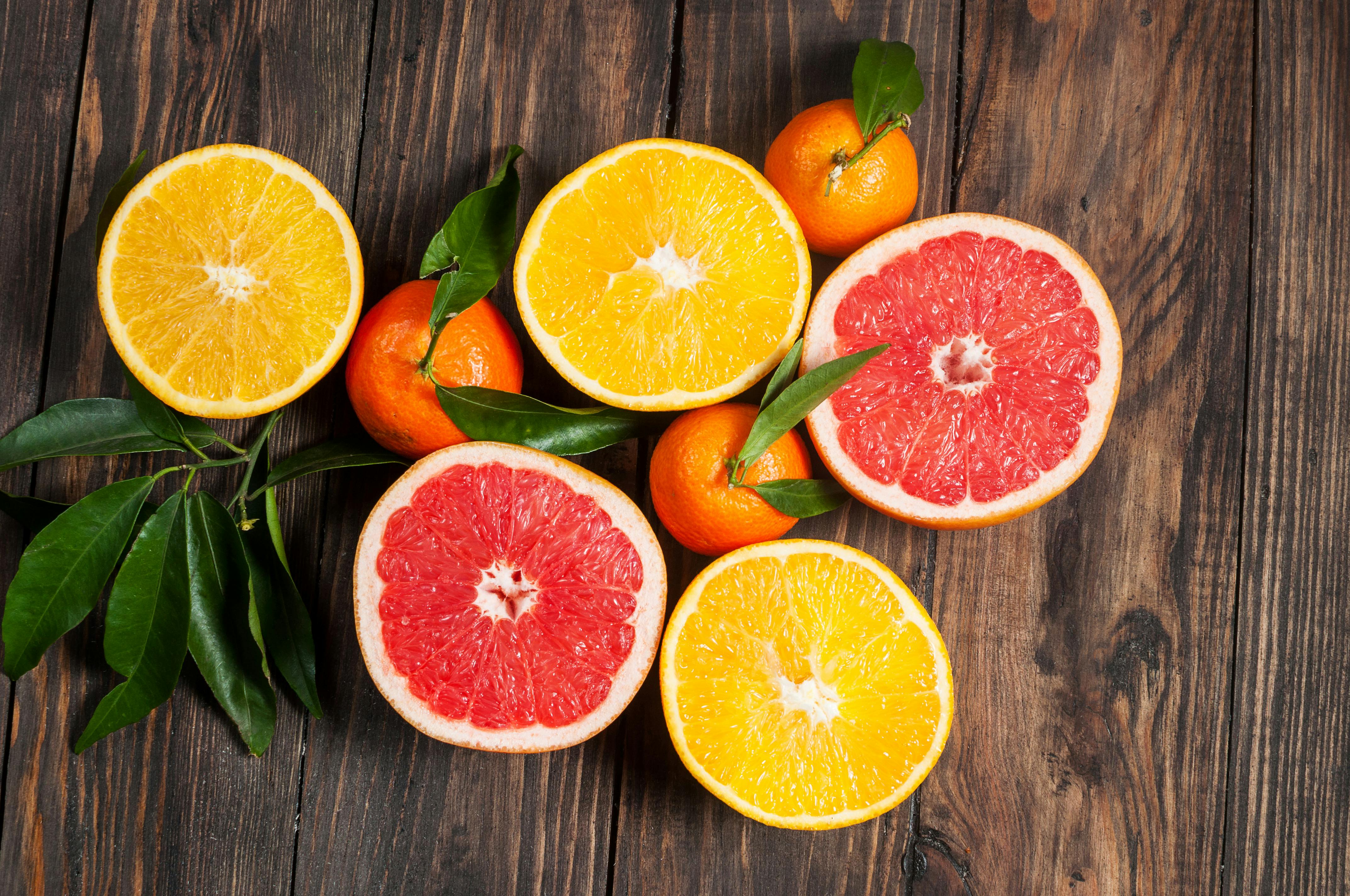 Den er god nok. Hud, der får C-vitamin, får netop den der citrusglød. Citrusfrugter