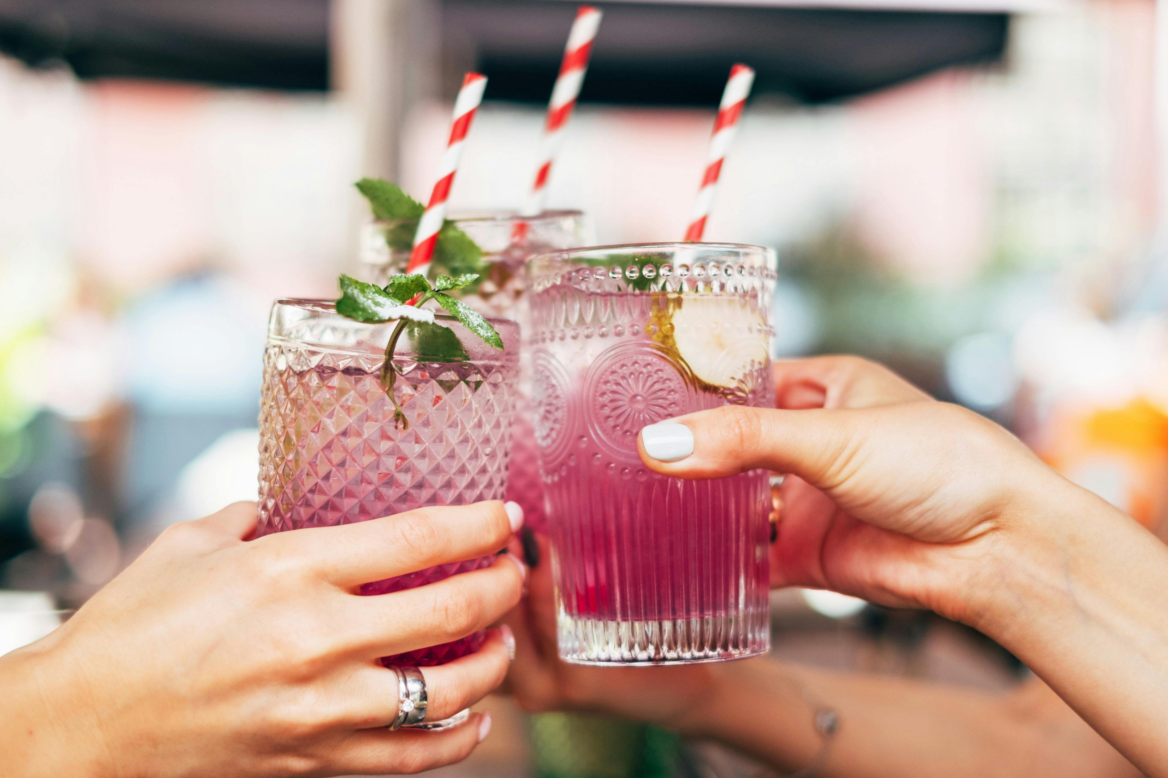 Pift for eksempel den klassiske mojito up med en blåbærmojito og udforsk andre lækre cocktailsopskrifter. Kvinder der drikker cocktails