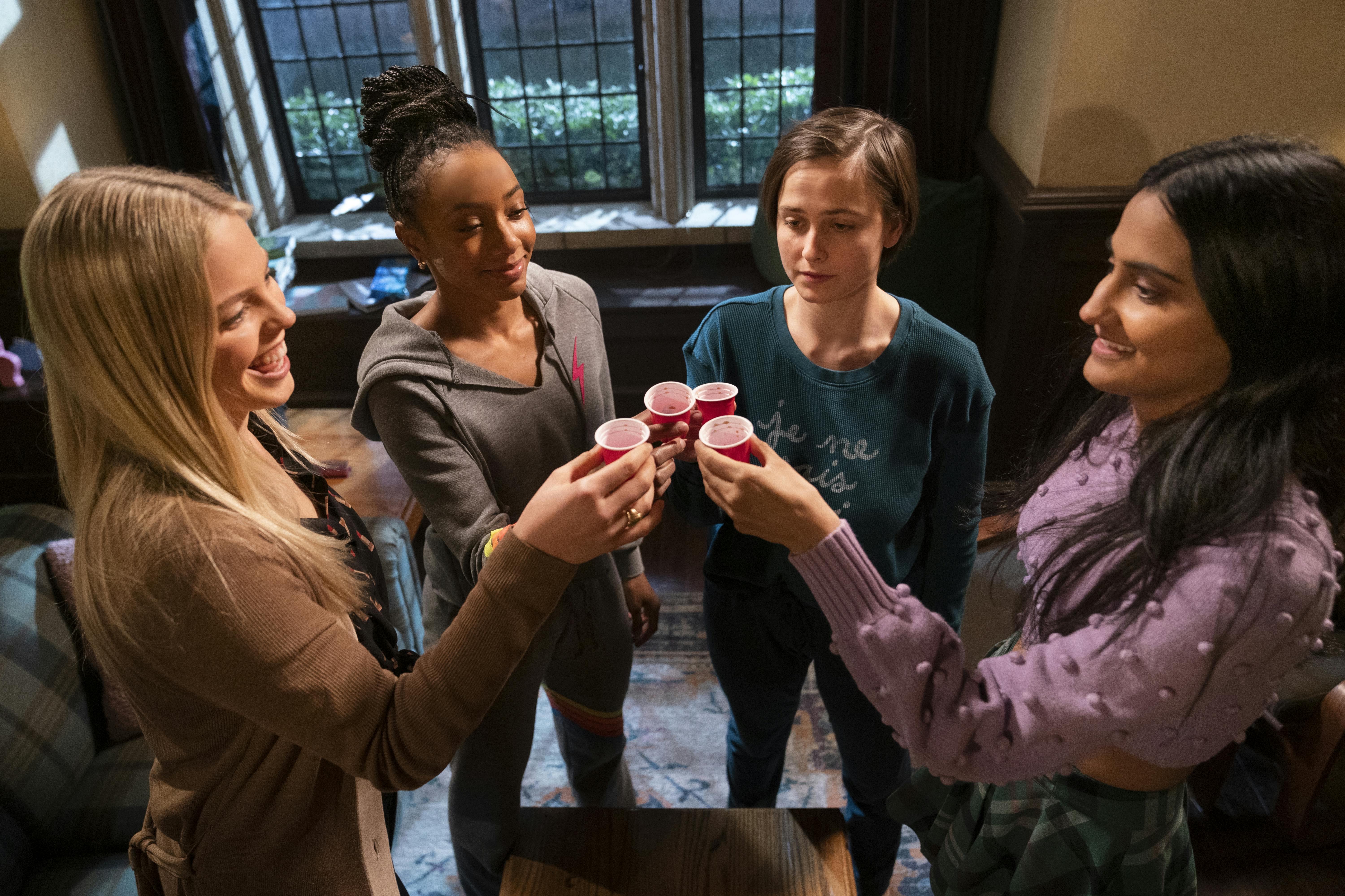 Her er du garanteret et godt grin. The Sex Lives of College Girls sæson 1