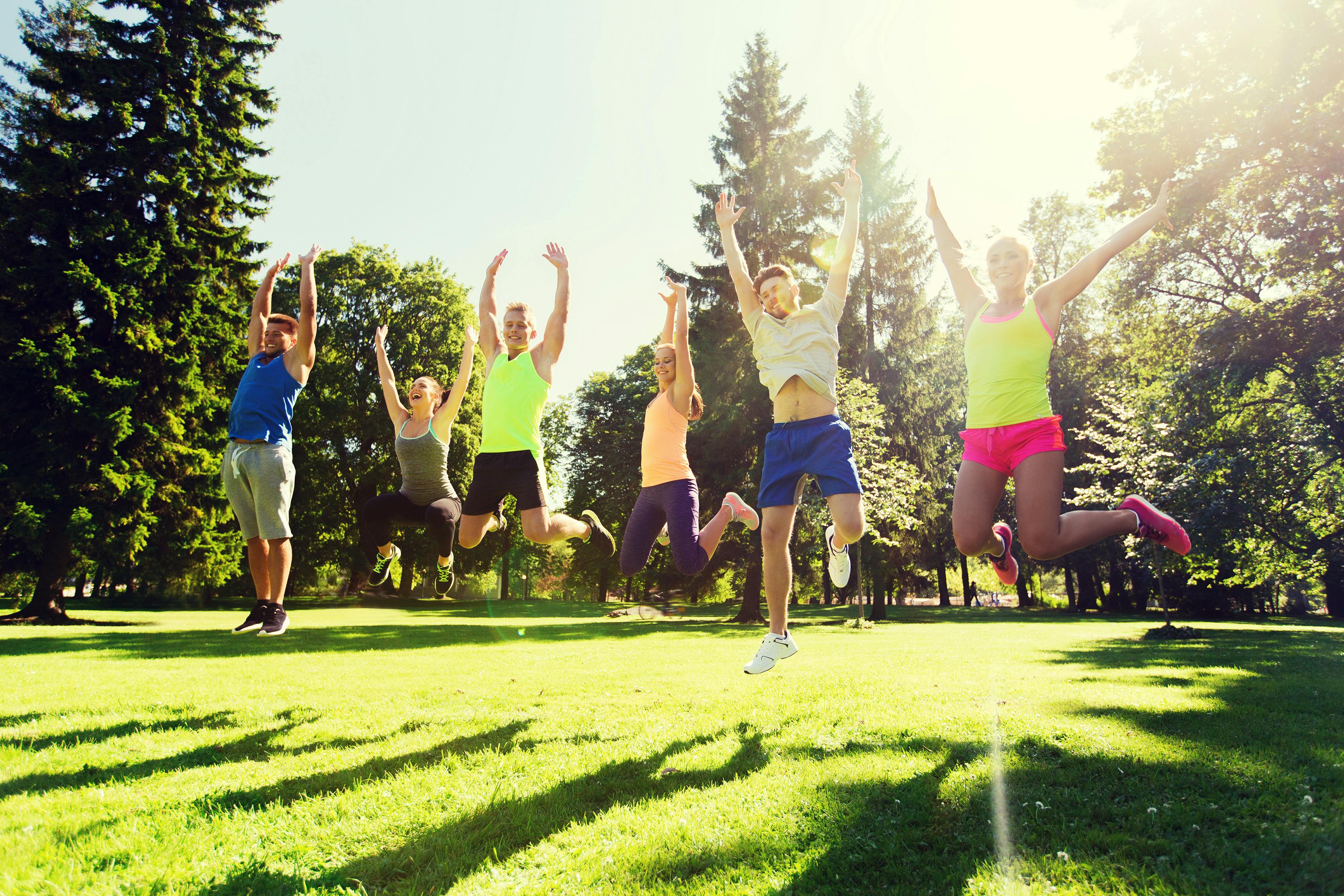 Idrottare som hoppar i en park