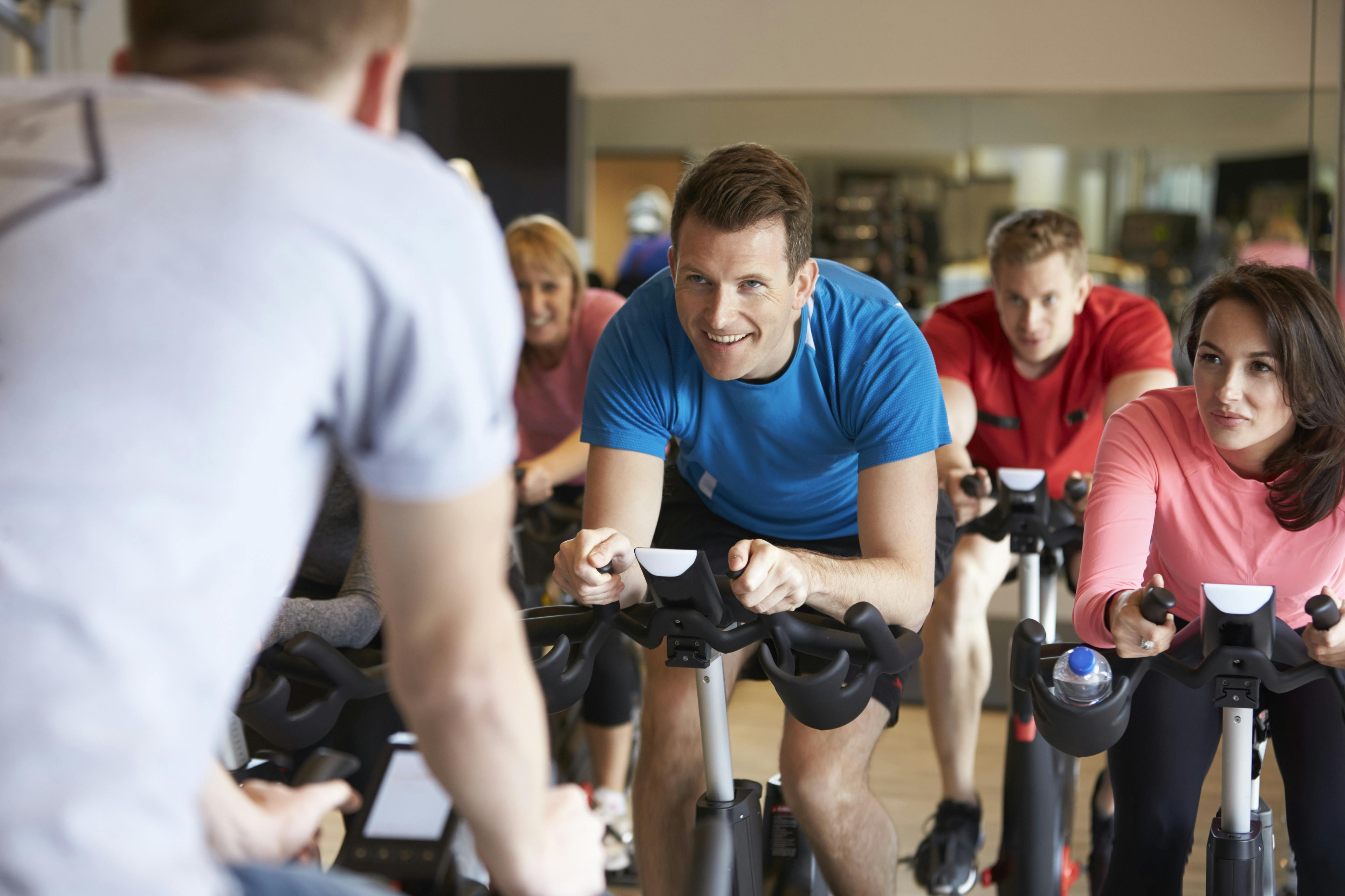 Spinning fokus på man och kvinna