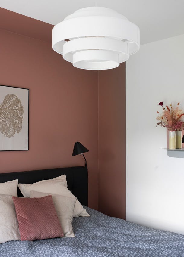 De warme kleuren komen overal terug, zoals deze achterwand met Jotun verf (Warm Blush 2856). Slaapkamer met warme oud roze kleur muur van Jotun Blush