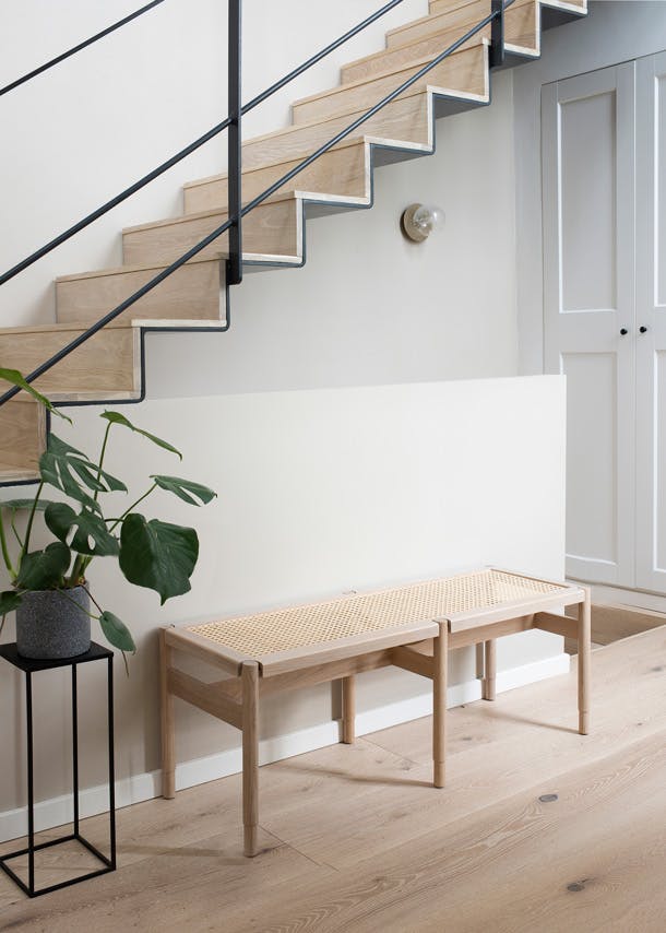 De zwevende stalen trap kreeg uiteindelijk toch een houten bekleding voor een warmere uitstraling. zwevende trap van staal en hout