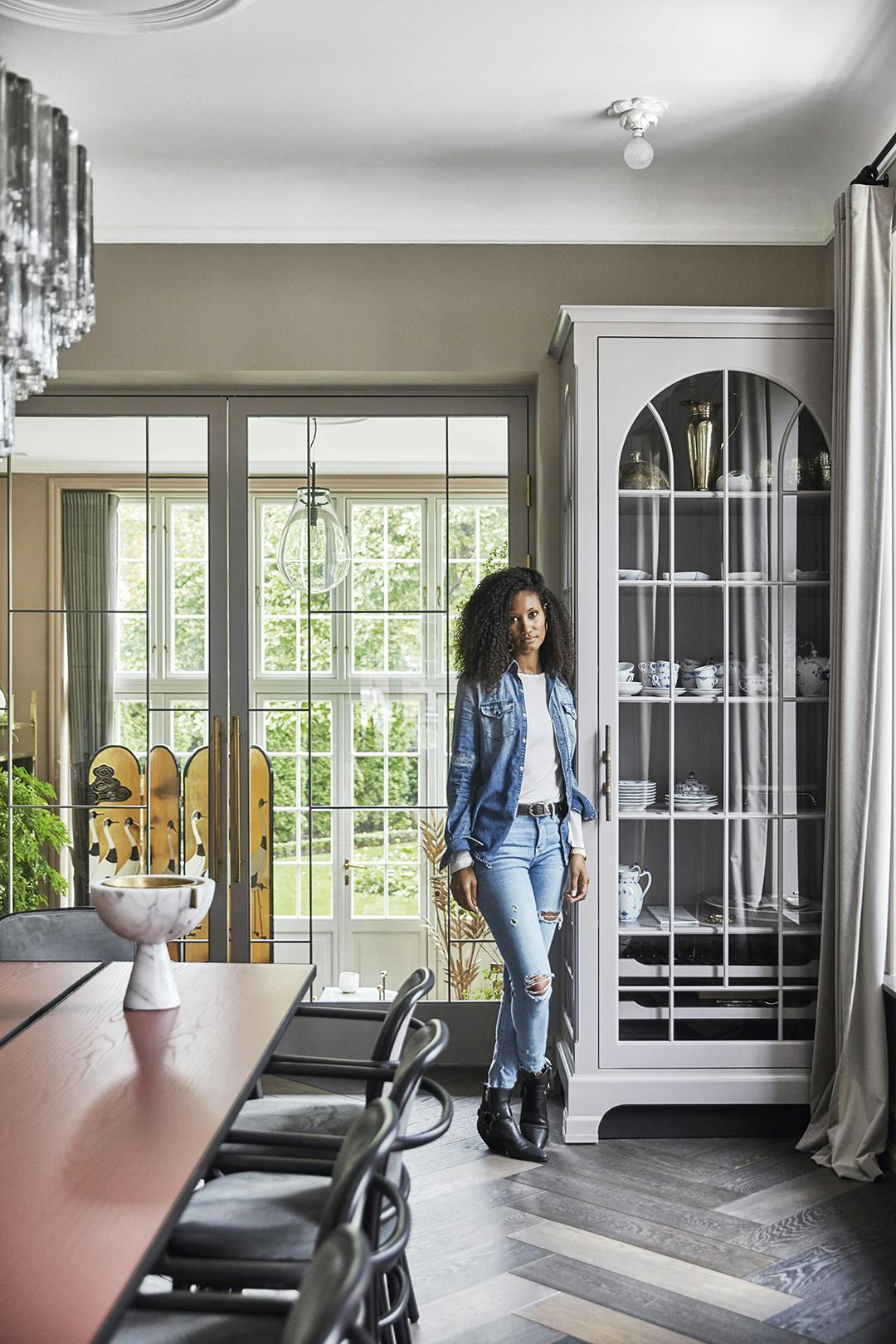 Cora Lucaz in haar prachtige huis met een doorkijkje naar de winterkamer en naast een zelf ontworpen vitrinekast. Cora Lucaz in haar prachtige huis met een doorkijkje naar de winterkamer en naast een zelf ontworpen vitrinekast.