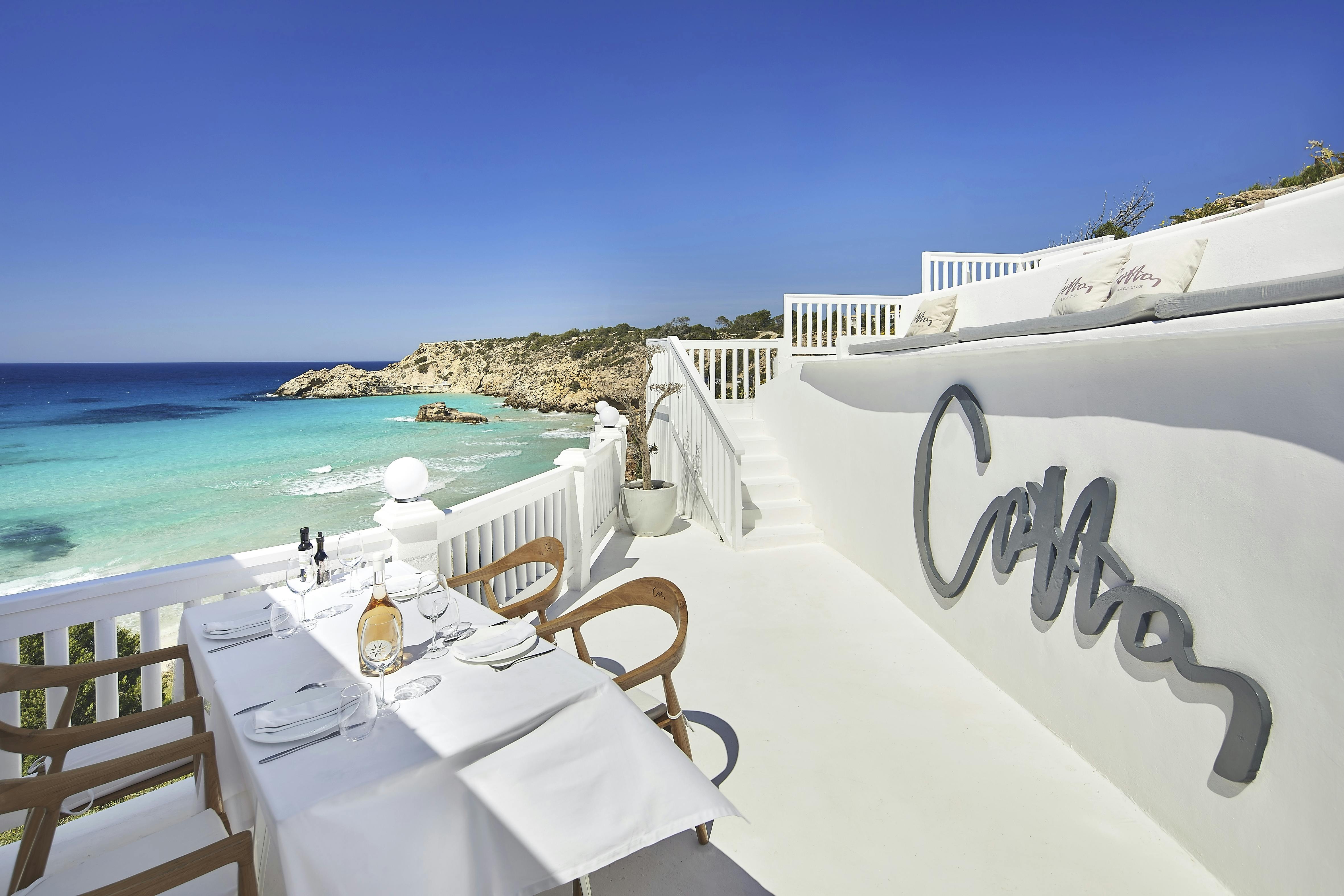 Cotton Beach Club på Ibiza er både strandklub, restaurant og villaer til leje. Ibiza-guide