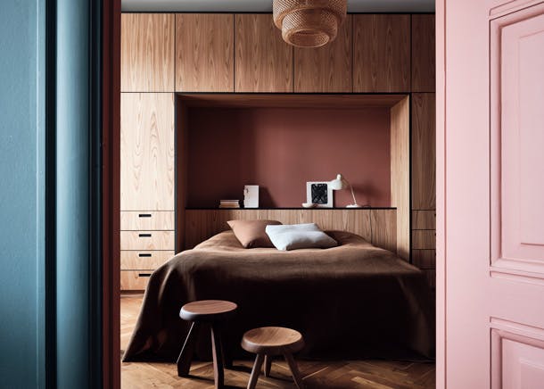 Een grote kast van iepenhout van &Shufl geeft de slaapkamer karakter. Samen met de muurkleur Yellow And Rose van File Under Pop, Een grote kast van iepenhout van &Shufl geeft de slaapkamer karakter. Samen met de muurkleur Yellow And Rose van File Under Pop,