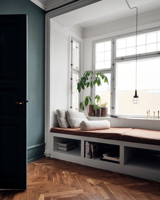 Midden in de stad kijkt het stel vanuit hun vensterbank uit op het oude centrum. De tint op de muur van File Under Pop heet Green Banana. Midden in de stad kijkt het stel vanuit hun vensterbank uit op het oude centrum. De tint op de muur van File Under Pop heet Green Banana.
